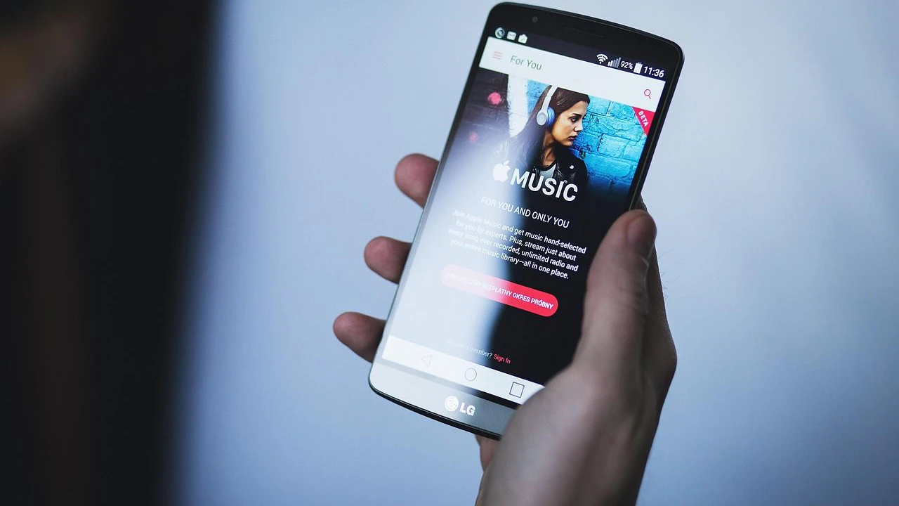 Smartphone mit Musik-Streaming-App