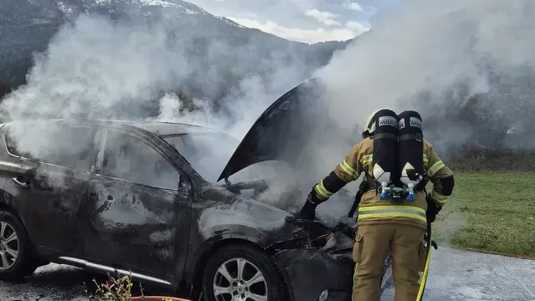 Heute.at - Direkt vor Wohnhaus – Auto komplett ausgebrannt