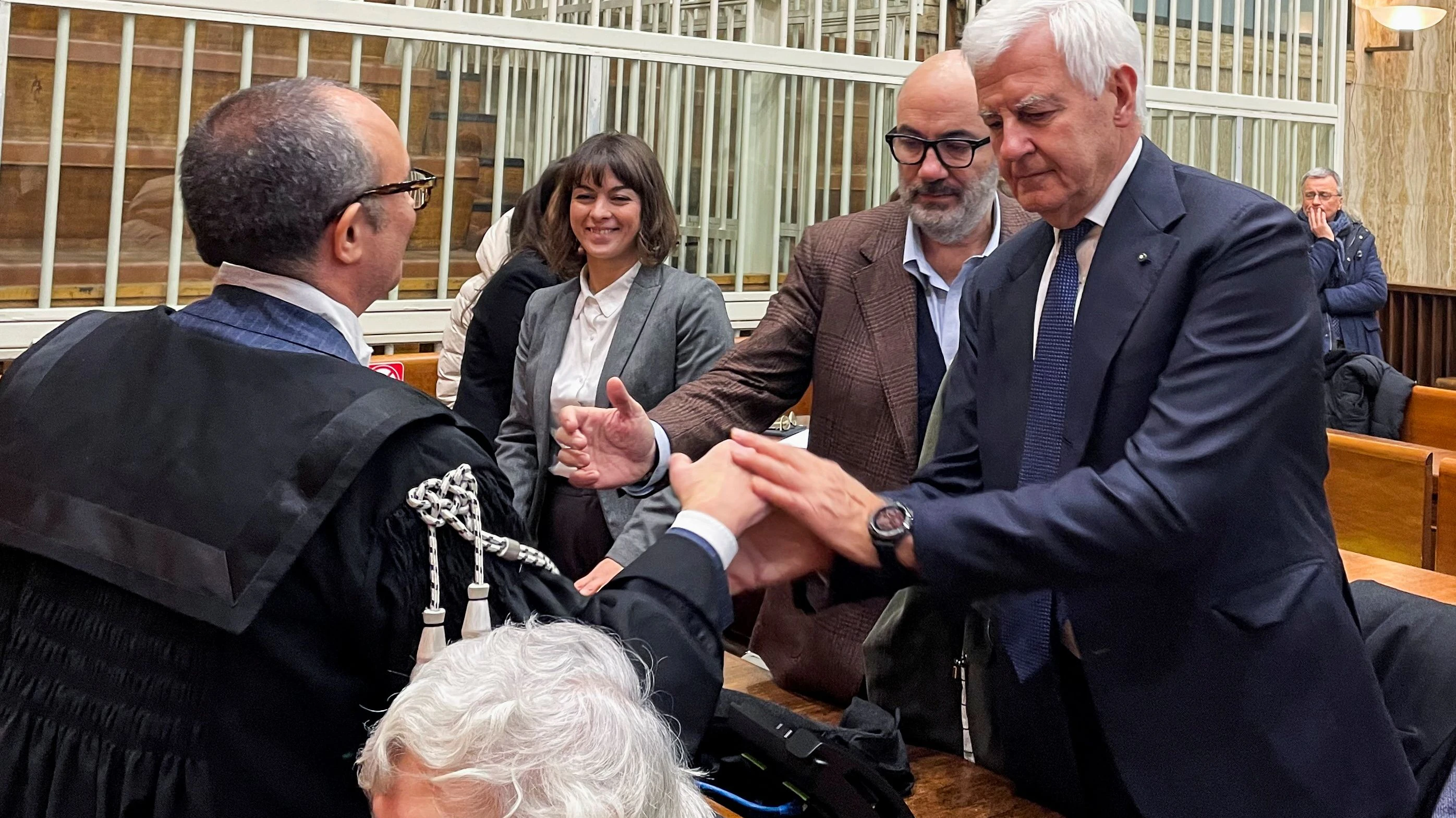 Dem ehemaligen Vorstandsvorsitzenden der Bank, Alessandro Profumo, wurden windige Derivatgeschäften vorgeworfen – Freispruch