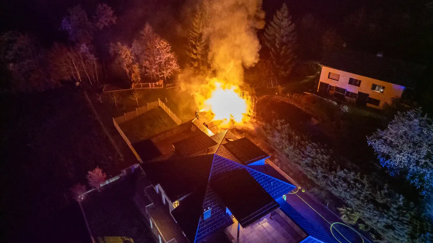 Das Feuer war schon von Weitem zu sehen.