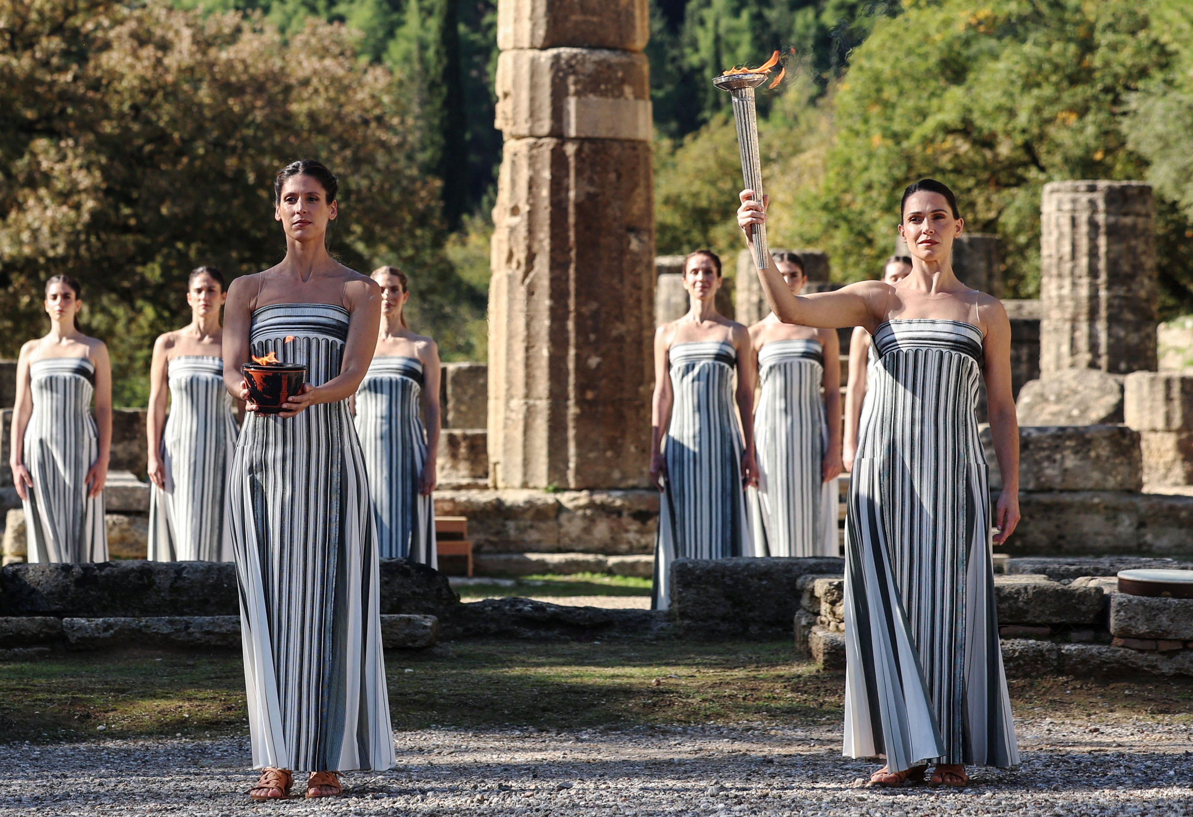 Entzündung des olympischen Feuers am Originalschauplatz in Griechenland.