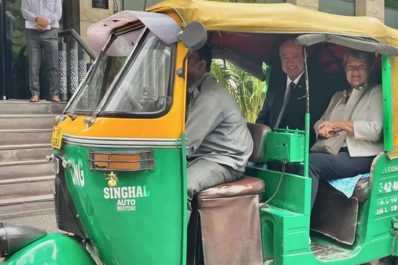 Christian Tuk Tuk Stocker mit Ehefrau Gerda beim Vespafahren in Indien