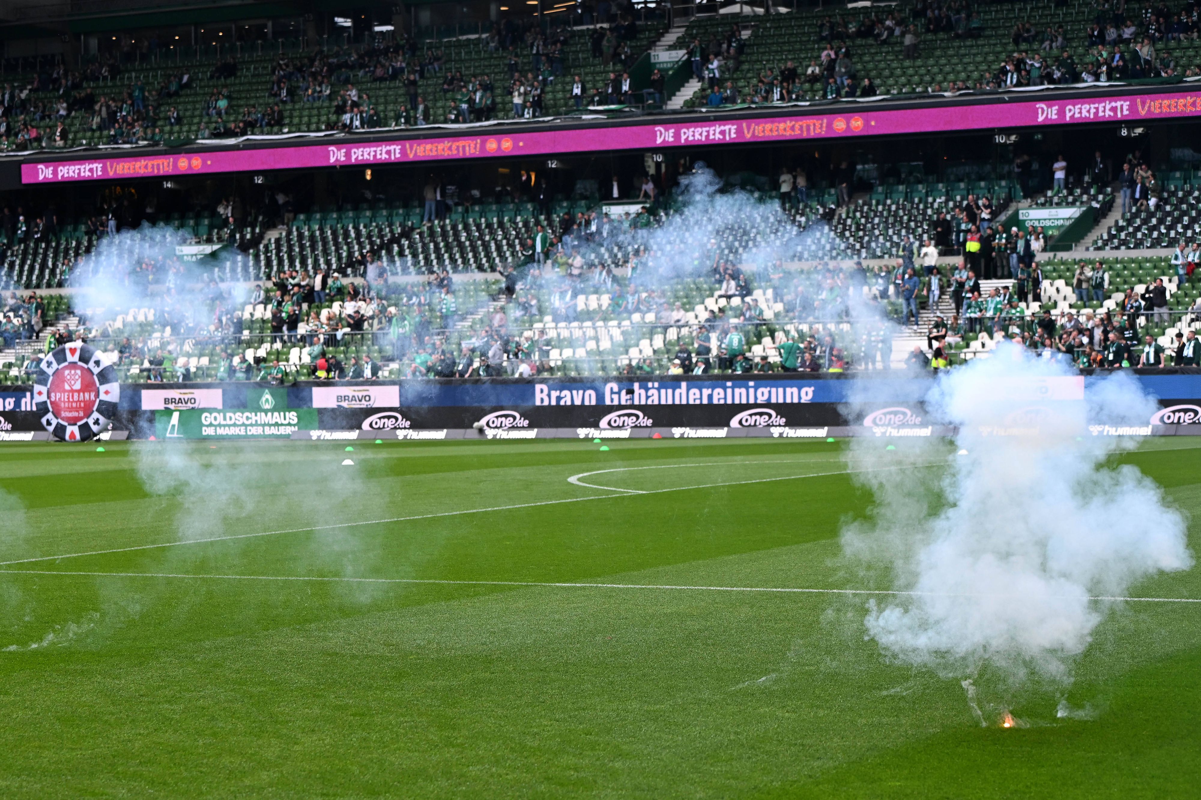 Pryotechnik fliegt aus dem HSV-Block in Richtung der DAZN-Crew. 