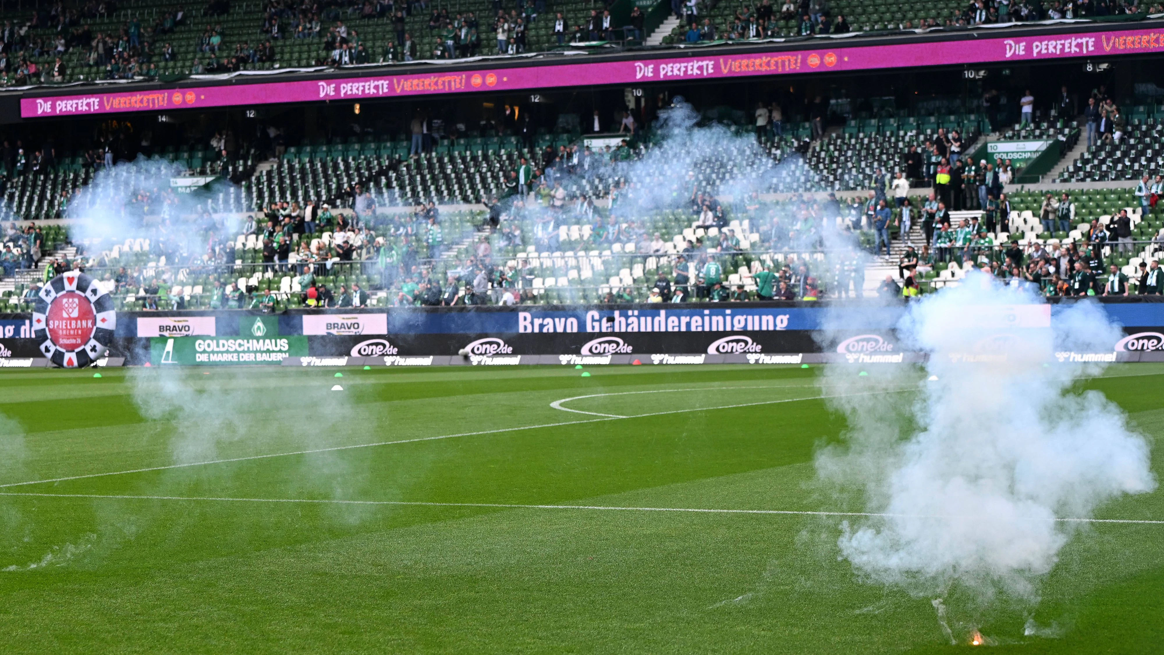 Pryotechnik fliegt aus dem HSV-Block in Richtung der DAZN-Crew. 