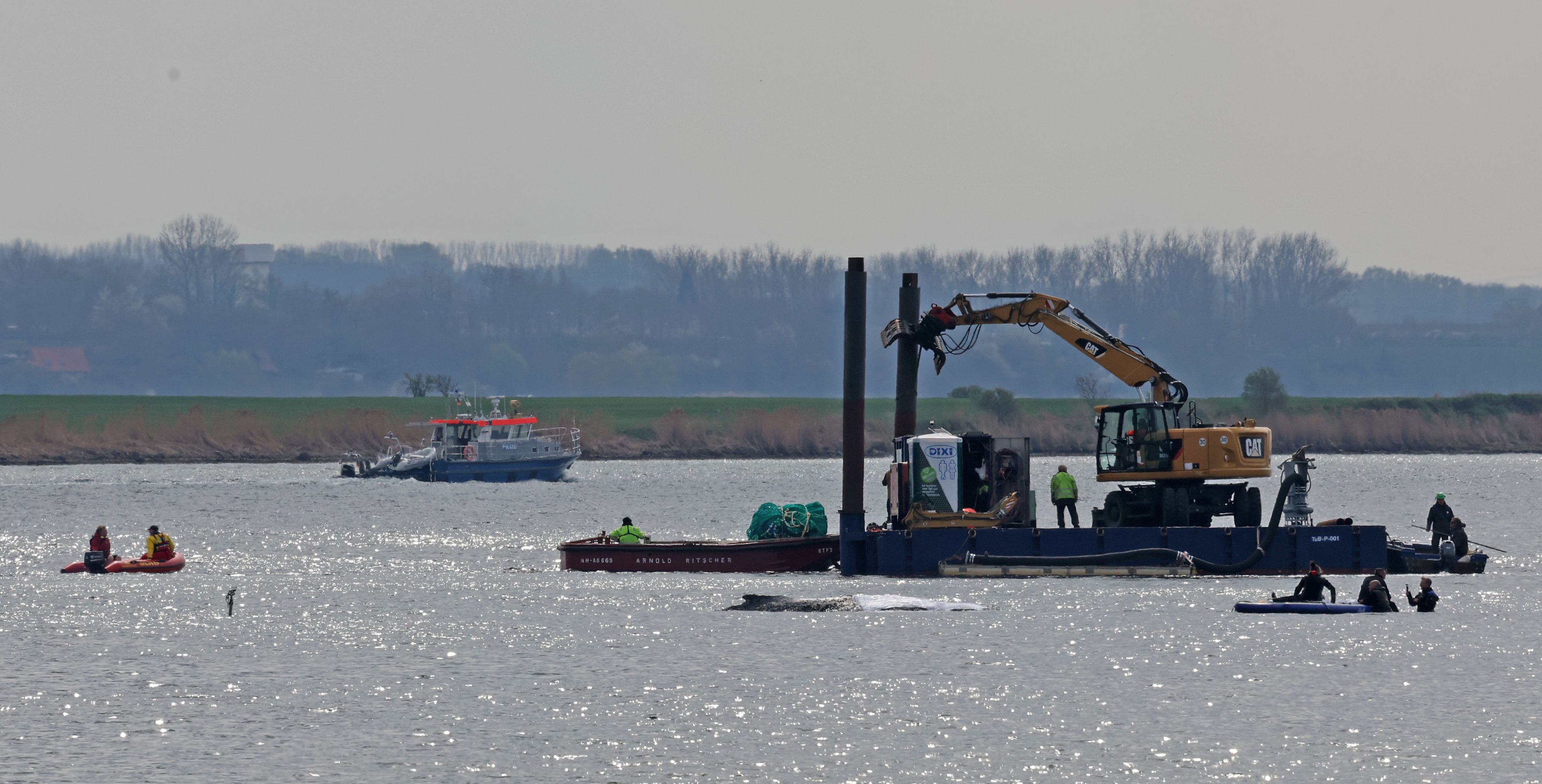 Die Helfer arbeiten auf Hochtouren.