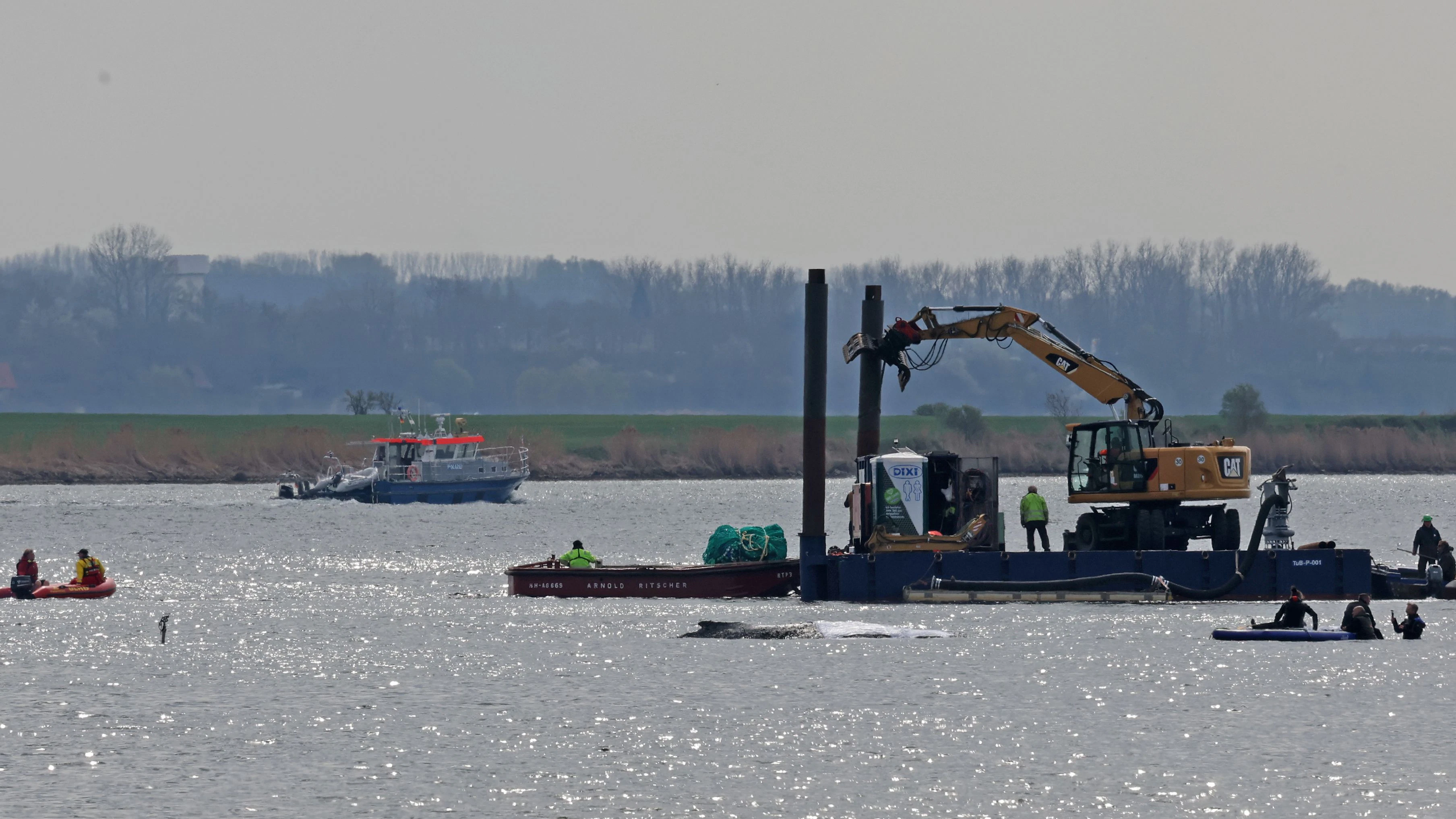Die Helfer arbeiten auf Hochtouren.