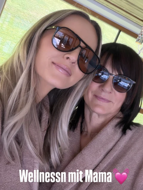 Melissa Naschenweng genießt Zeit mit ihrer Mama.