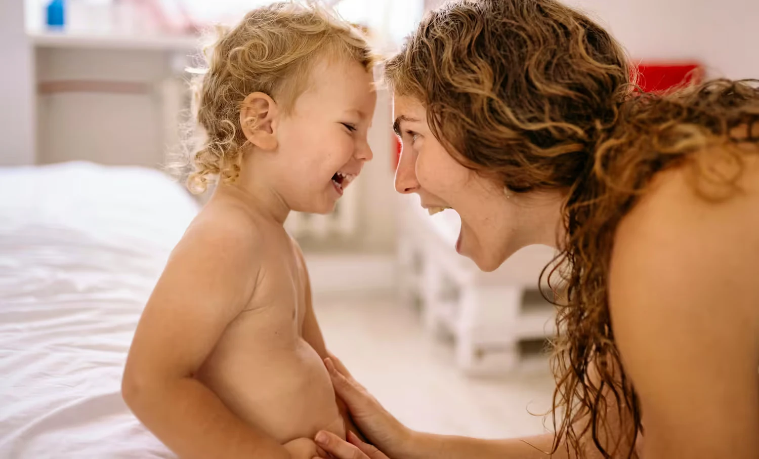 In vielen Familien ist es selbstverständlich, sich zu Hause nicht zu verstecken und offen mit Nacktheit umzugehen - aber nicht in allen.