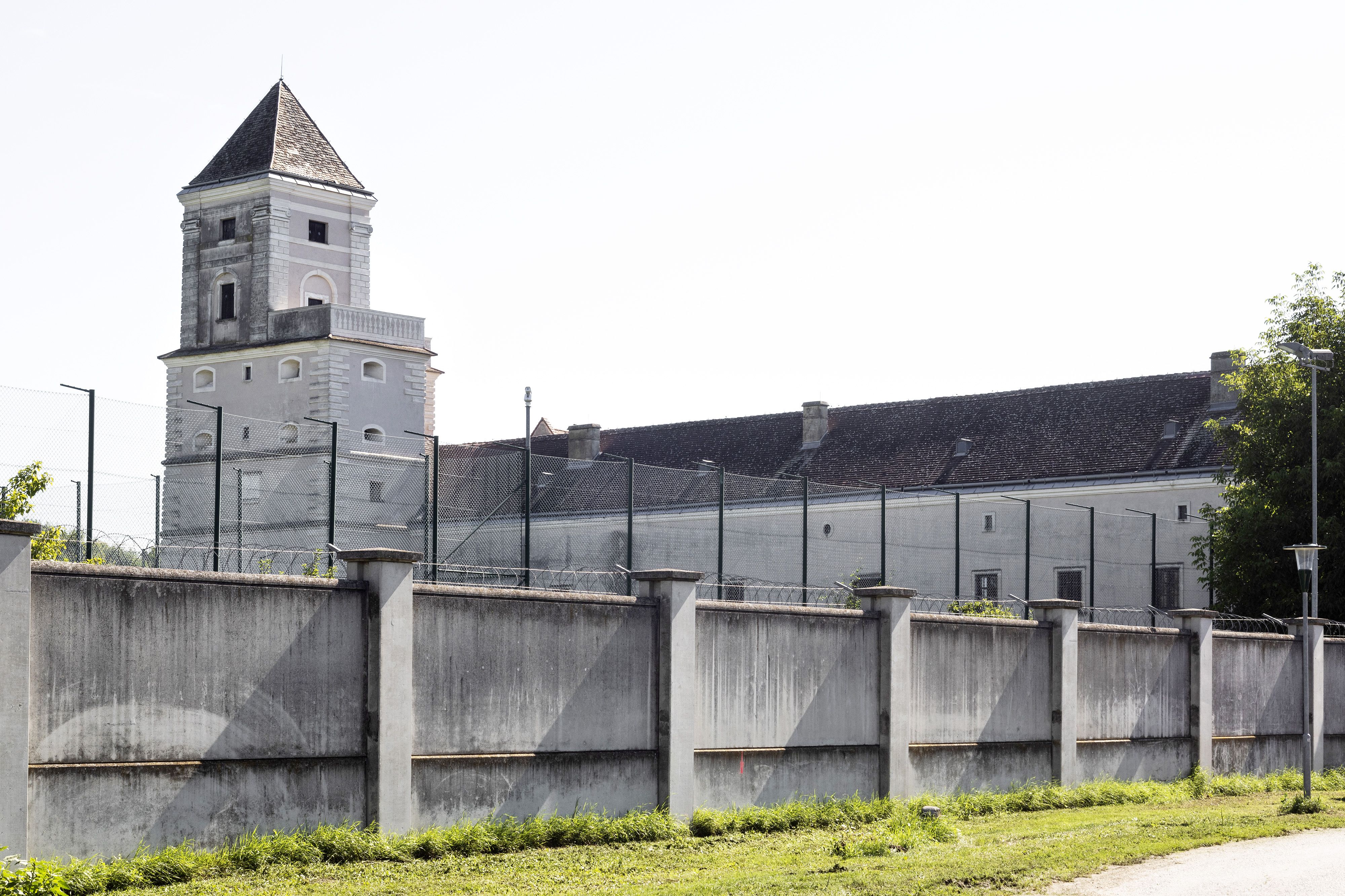 In der Justizanstalt Göllersdorf soll es zu schweren Misshandlungen gekommen sein.