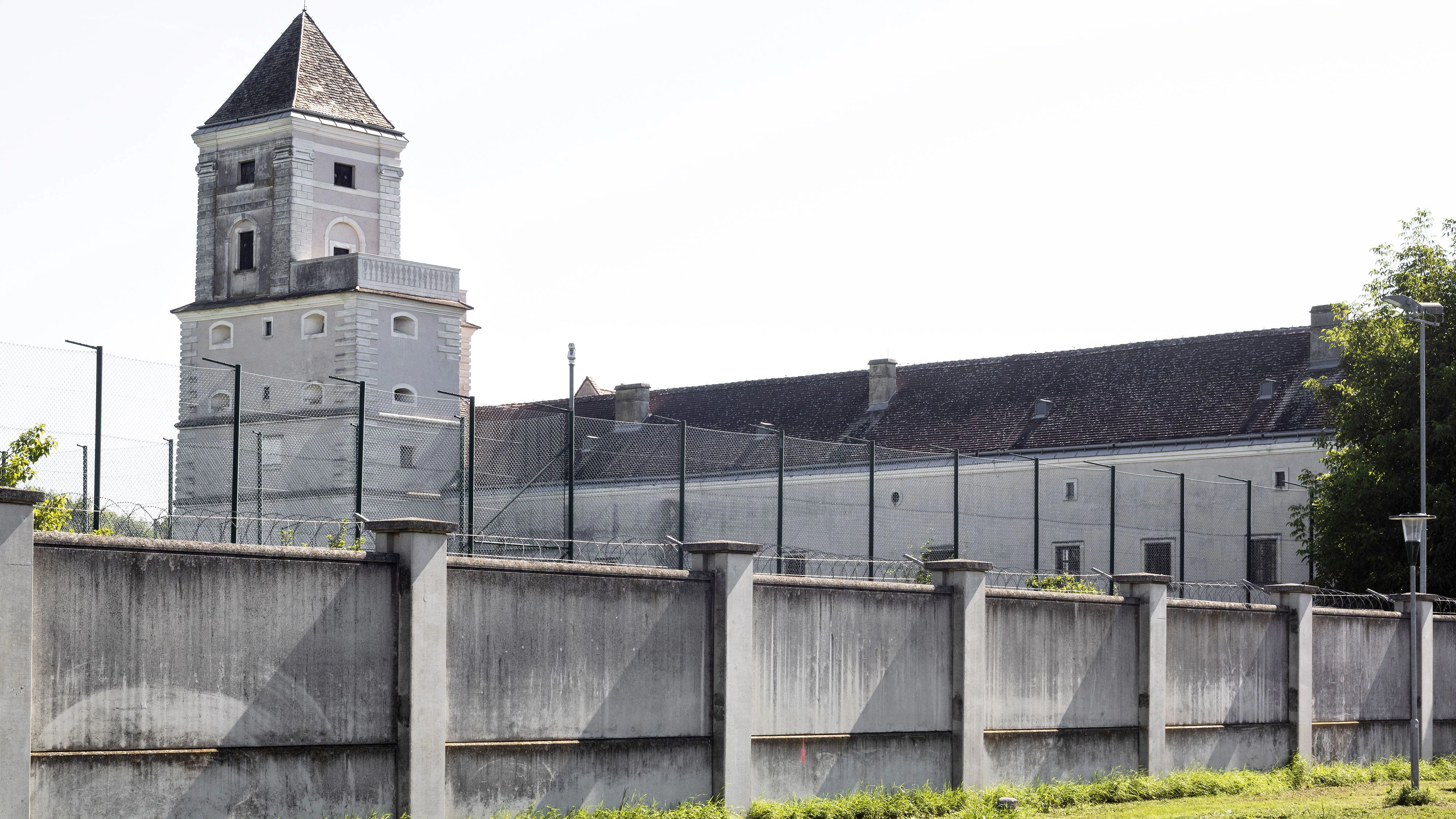 In der Justizanstalt Göllersdorf soll es zu schweren Misshandlungen gekommen sein.