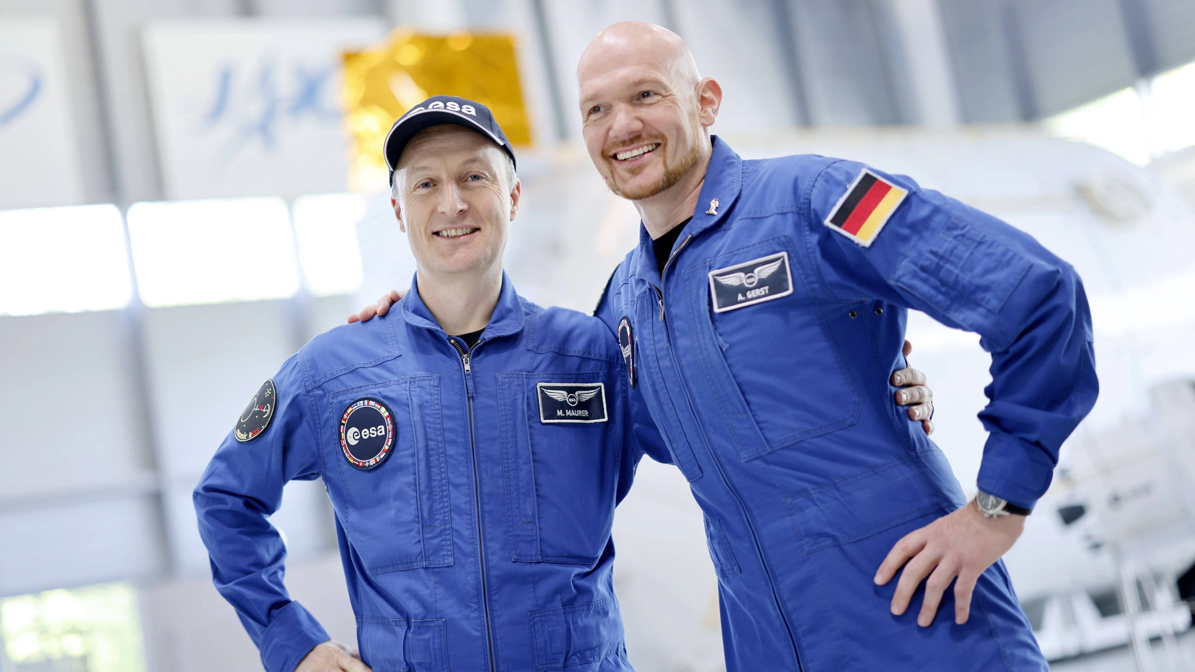 Bilder des Jahres 2023, News 05 Mai News Themen der Woche KW18 News Bilder des Tages Die Astronauten Matthias Maurer GER und Alexander Gerst GER stehen im Europäischen Astronautenzentrum EAC der ESA bei der Vorstellung der angehenden Astronautinnen und Astronauten. Diese treten ihren Dienst im Europäischen Astronautenzentrum an und durchlaufen Trainings gemäß den Vorgaben der Partner der Internationalen Raumstation ISS. Köln, 03.05.2023 NRW Deutschland *** Astronauts Matthias Maurer GER and Alexander Gerst GER stand at ESAs European Astronaut Center EAC during the presentation of the prospective astronauts These enter their service at the European Astronaut Center and undergo training in accordance with the specifications of the partners of the International Space Station ISS Cologne, 03 05 2023 NRW Germany Copyright: xChristophxHardtx