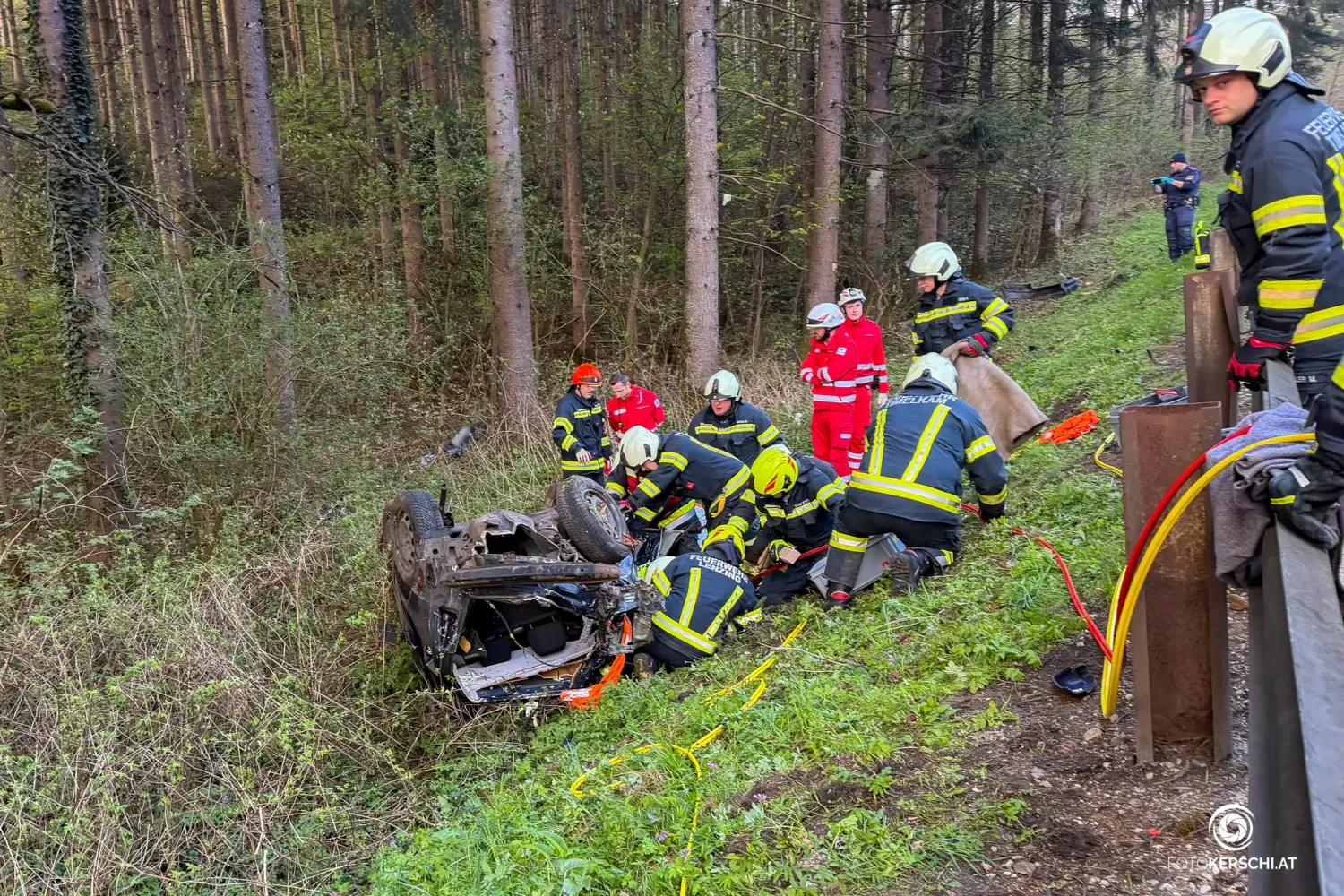 Heute.at - Autofahrer (26) nach Crash in Wrack gefangen