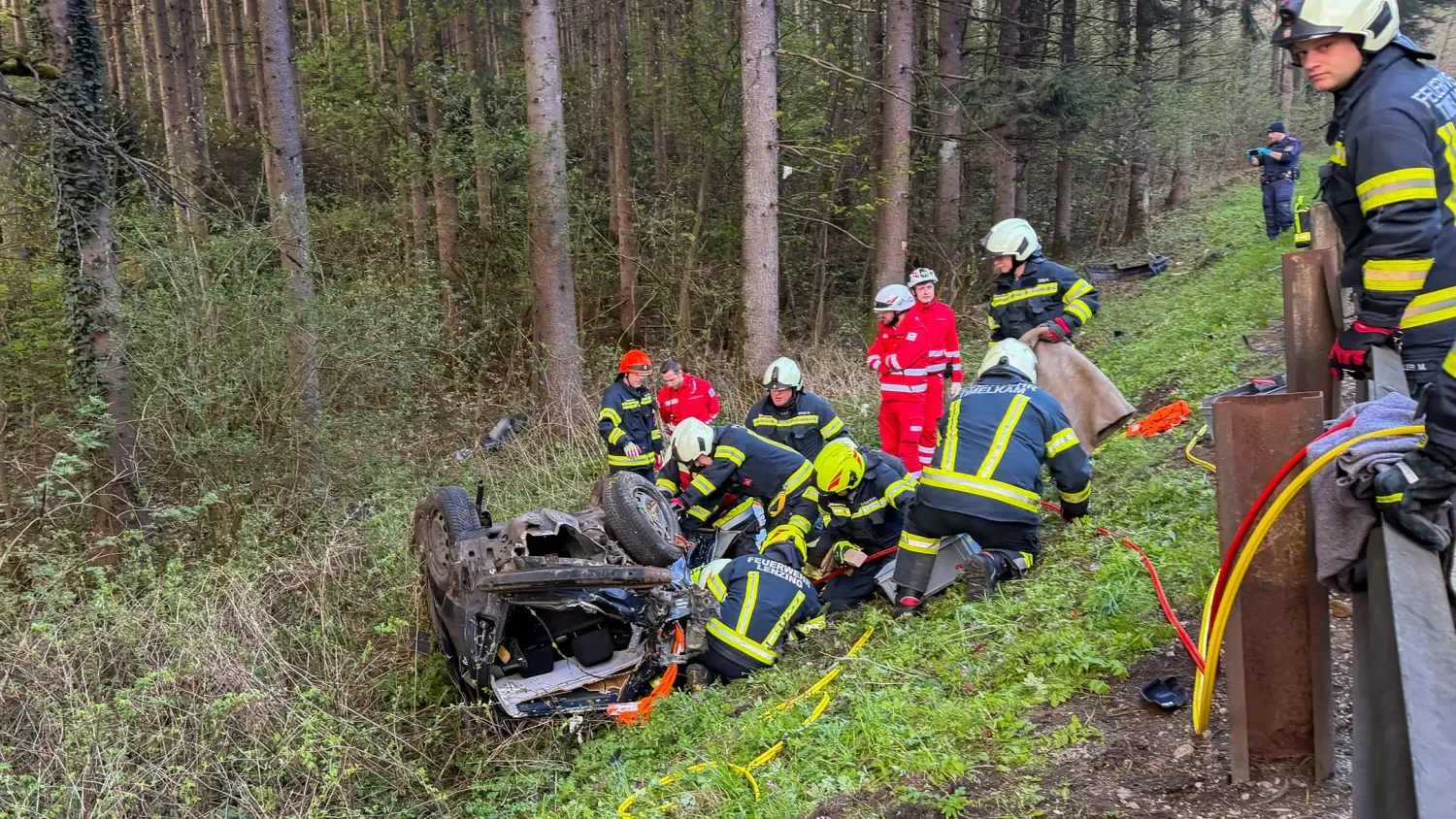 Heute.at - Autofahrer (26) nach Crash in Wrack gefangen