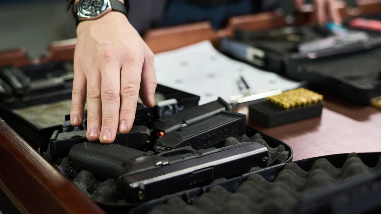 Bei einer Schwerpunktaktion gegen illegalen Waffenschmuggel in Tirol kam es zu einer Festnahme (Symbolbild).