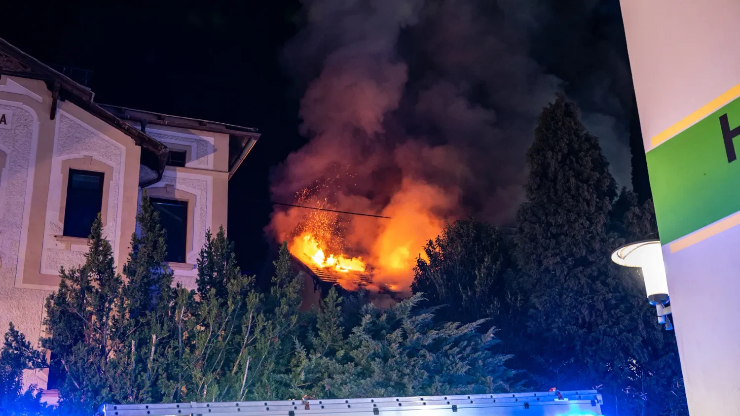 Heute.at - Alarmstufe 2! Gebäude geht in der Nacht in Flammen auf