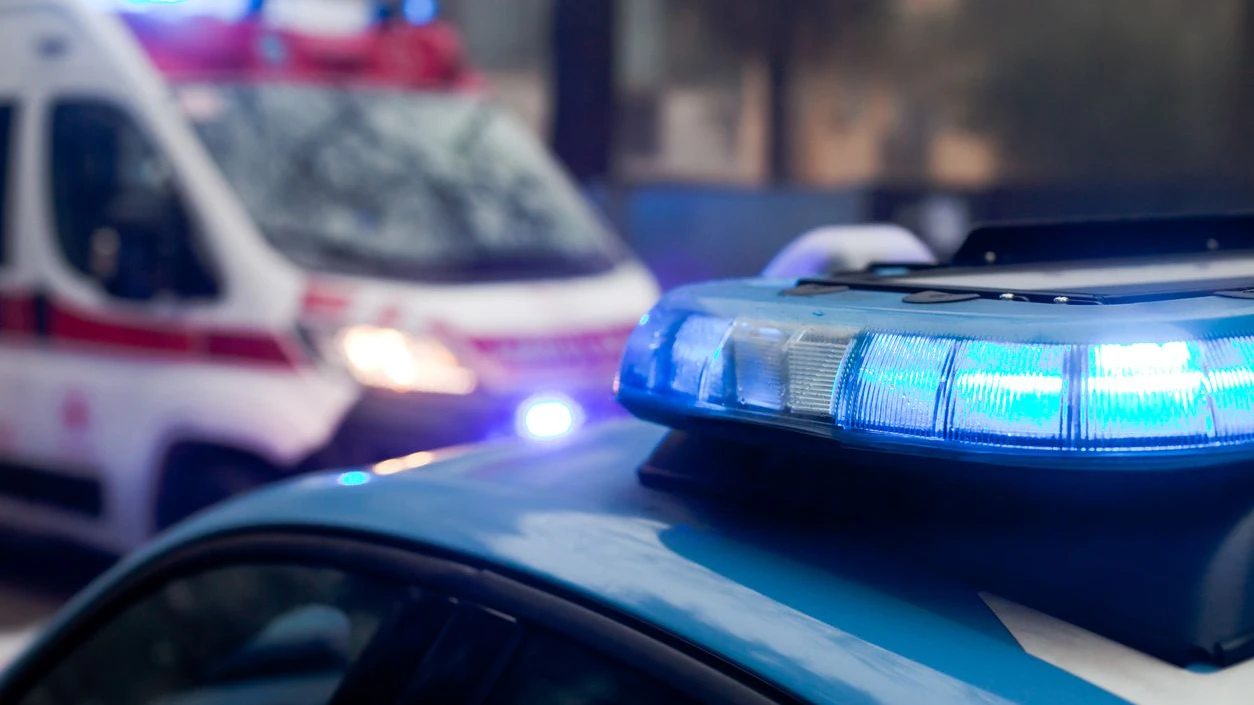 Der Lenker wurde mit unbestimmten Verletzungen ins Spital gebracht (Symbolbild).