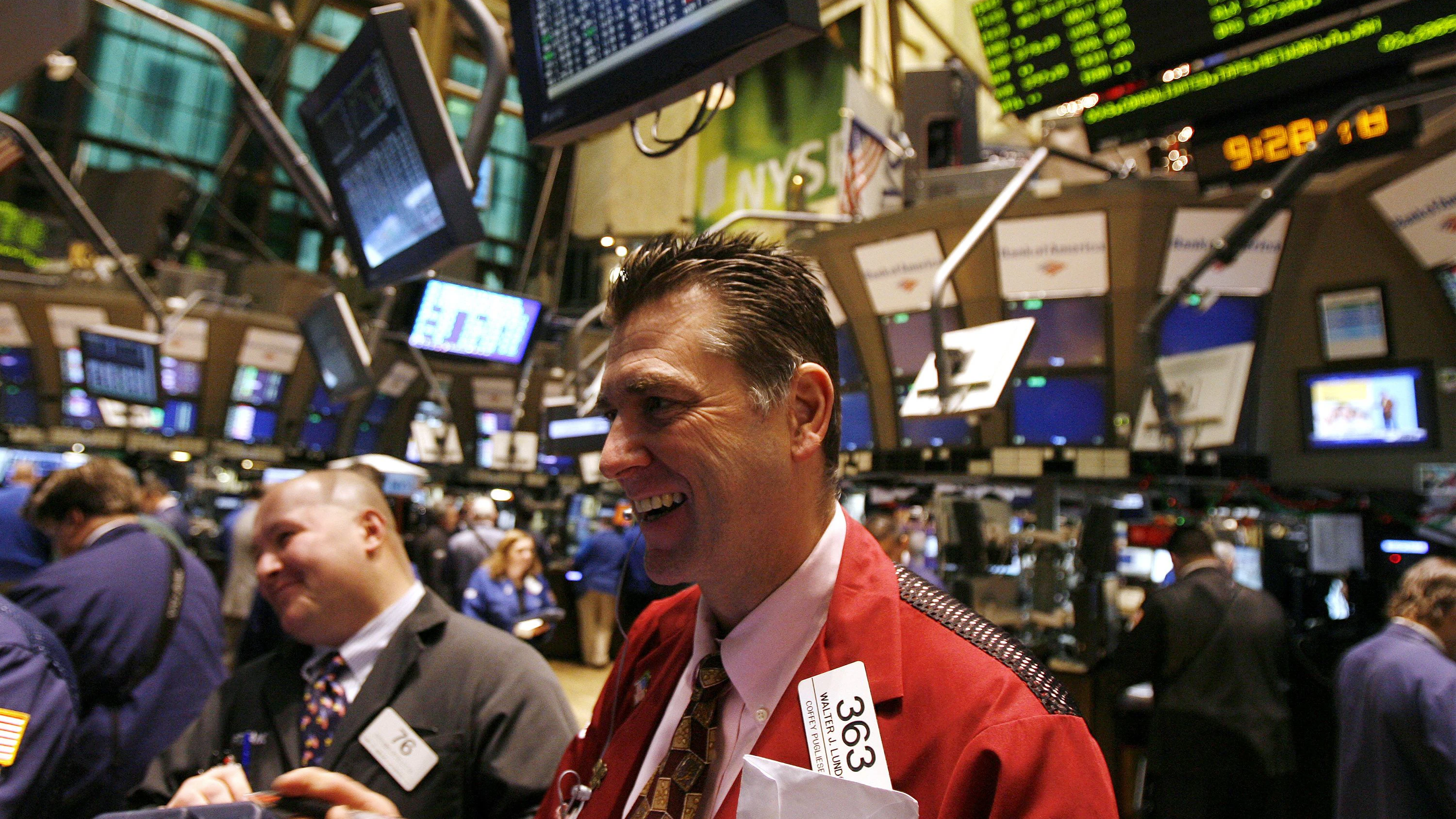 Traders work on the floor of the New York Stock Exchange in New York January 2, 2009. U.S. stocks edged up in Wall Street's first trading session of 2009 as investors focused on the incoming administration's stimulus plan to jolt the world's biggest economy. REUTERS/Lucas Jackson (UNITED STATES)