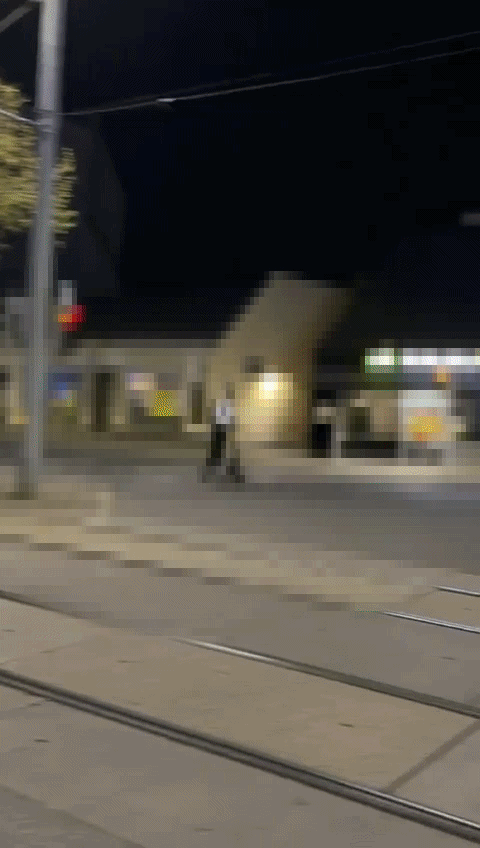 Als der Lenker auf die Beamten aufmerksam wurde, beschleunigte er seinen Scooter und entzog sich der Anhaltung.