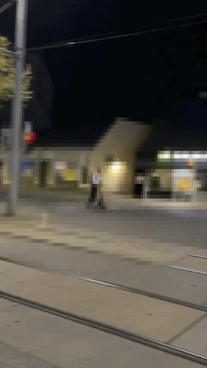 E-Scooter-Raser Wien: 15-Jähriger flüchtet mit 65 km/h vor Polizei in Simmering. Verfolgungsjagd, Anzeigen und Leservideo zum Vorfall.