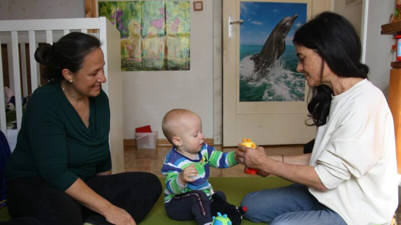 Sebastian Betz (2023) mit seiner Mutter und Frühförderin Gabi im familiären Zuhause,