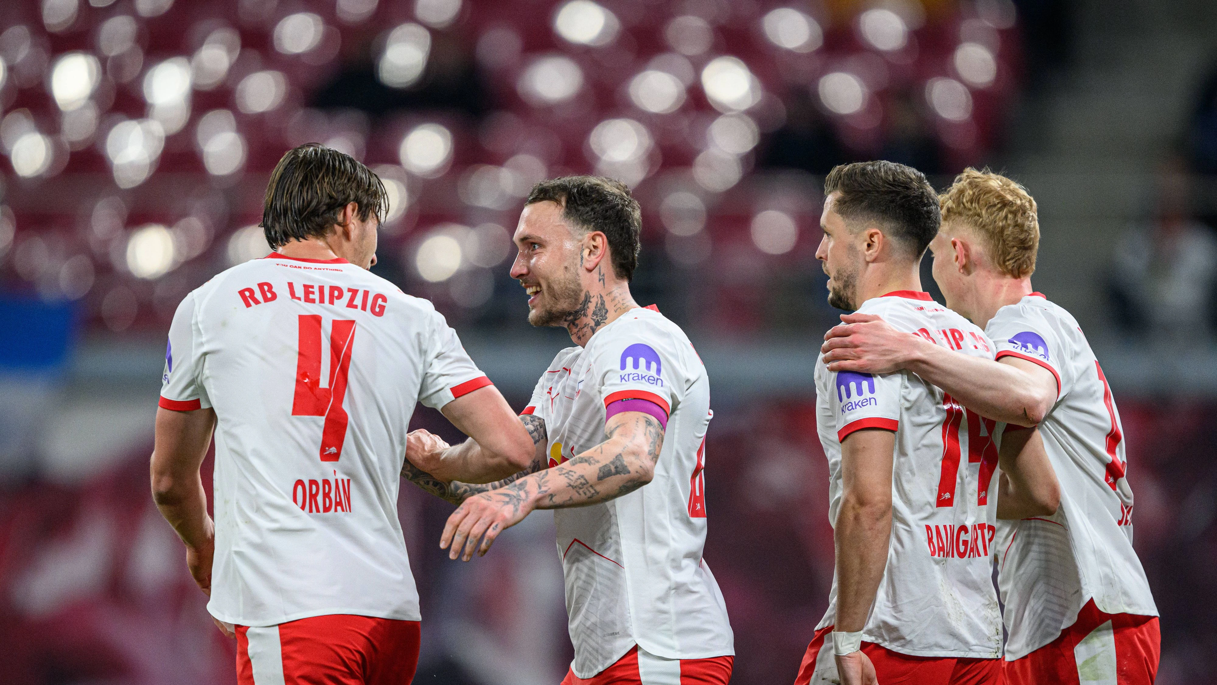 Die RB-Leipzig-Stars setzen auf ihre eigenen Kopfpolster. 