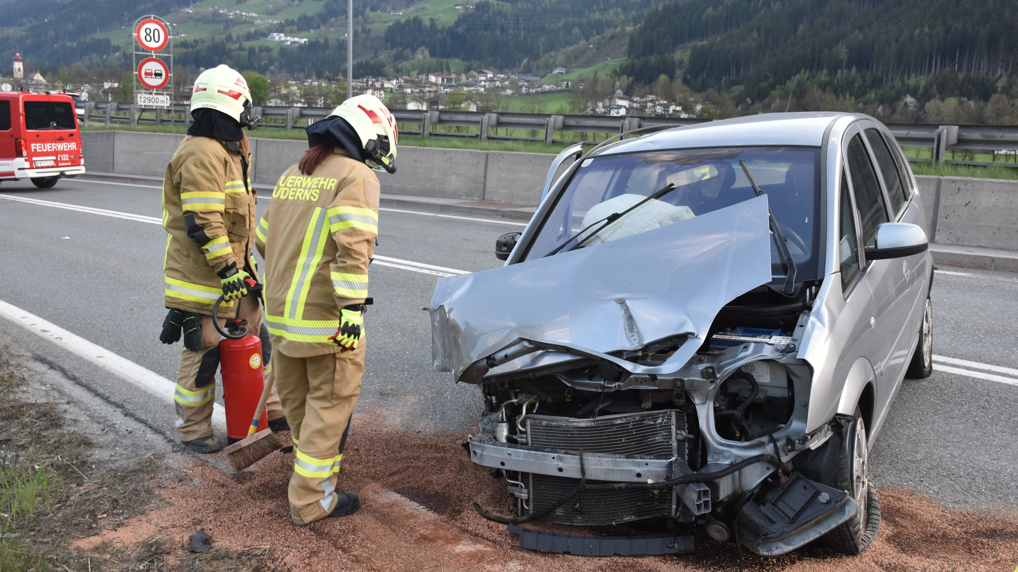 Der Wagen drehte sich um 90 Grad und blieb auf der Gegenfahrbahn liegen.