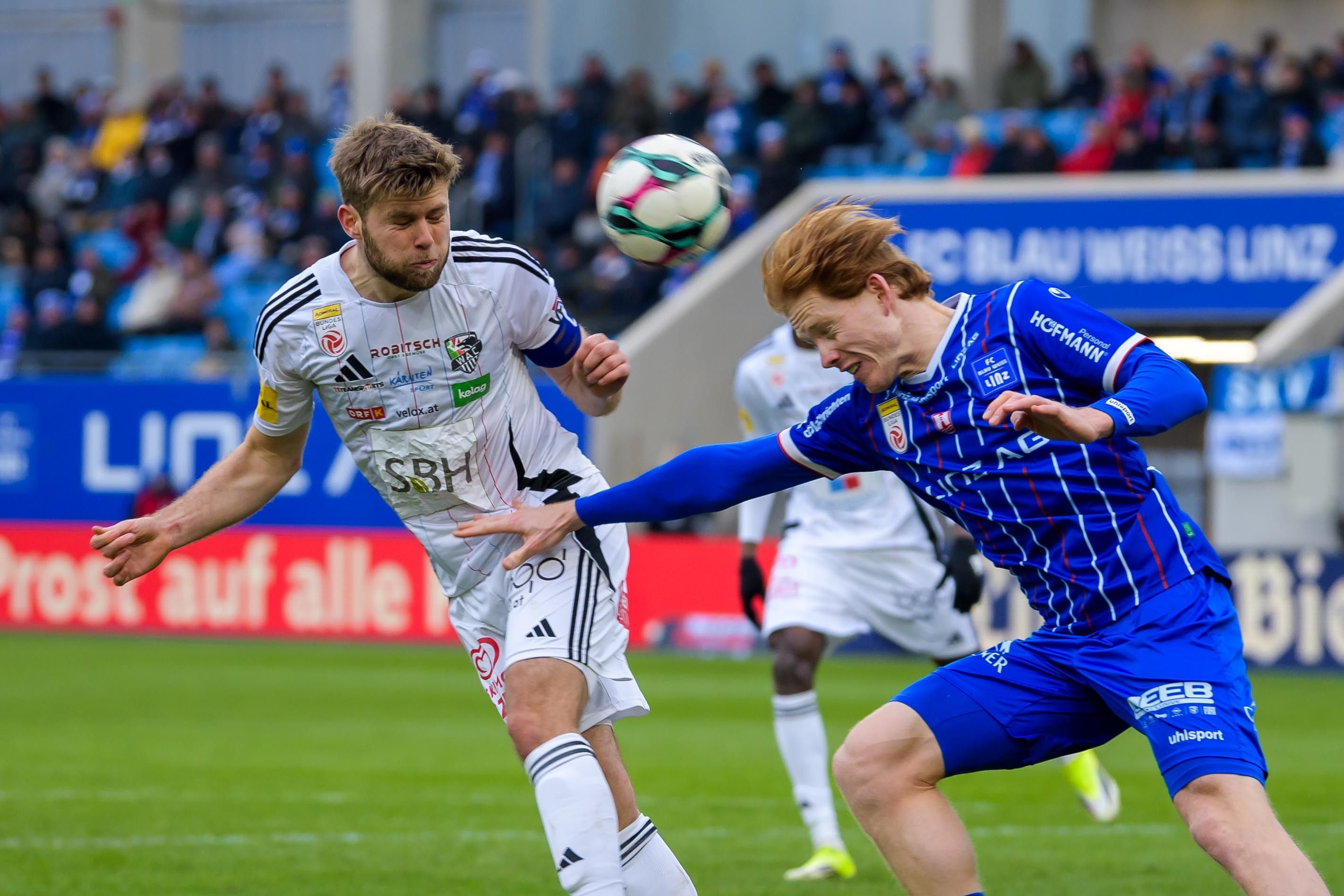 Beim Duell zwischen dem WAC und Blau-Weiß Linz wird es bei jedem Zweikampf heiß hergehen.