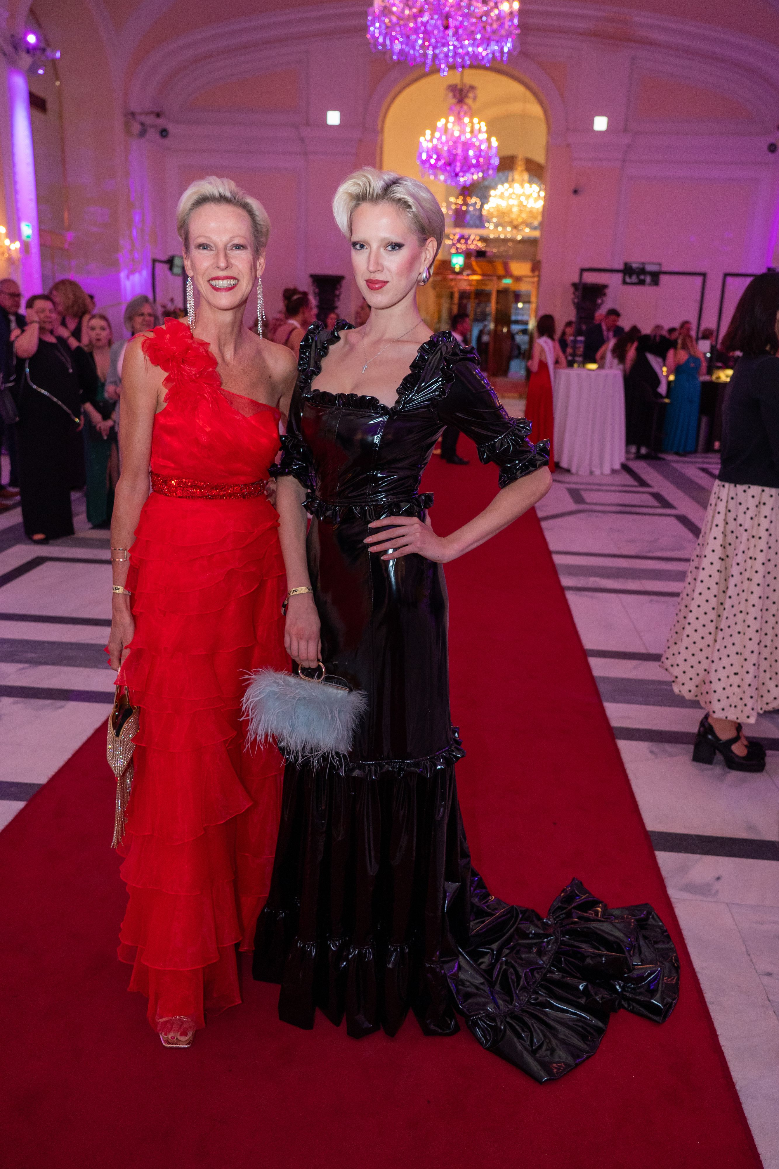 Martina Gleissenebner-Teskey mit ihrer Tochter Lou-Anne, die GNTM gewann.