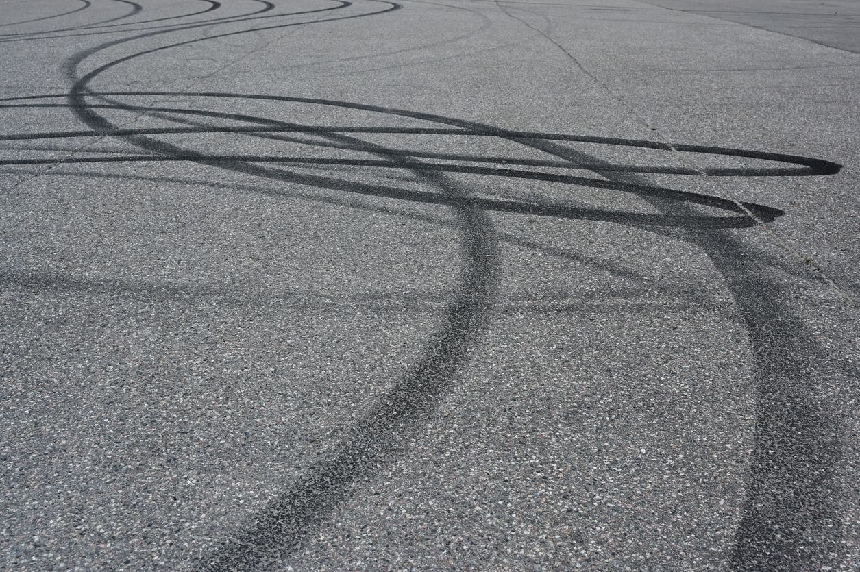 Bei einem Drift-Manöver verlor ein 20-Jähriger die Kontrolle über sein Fahrzeug.