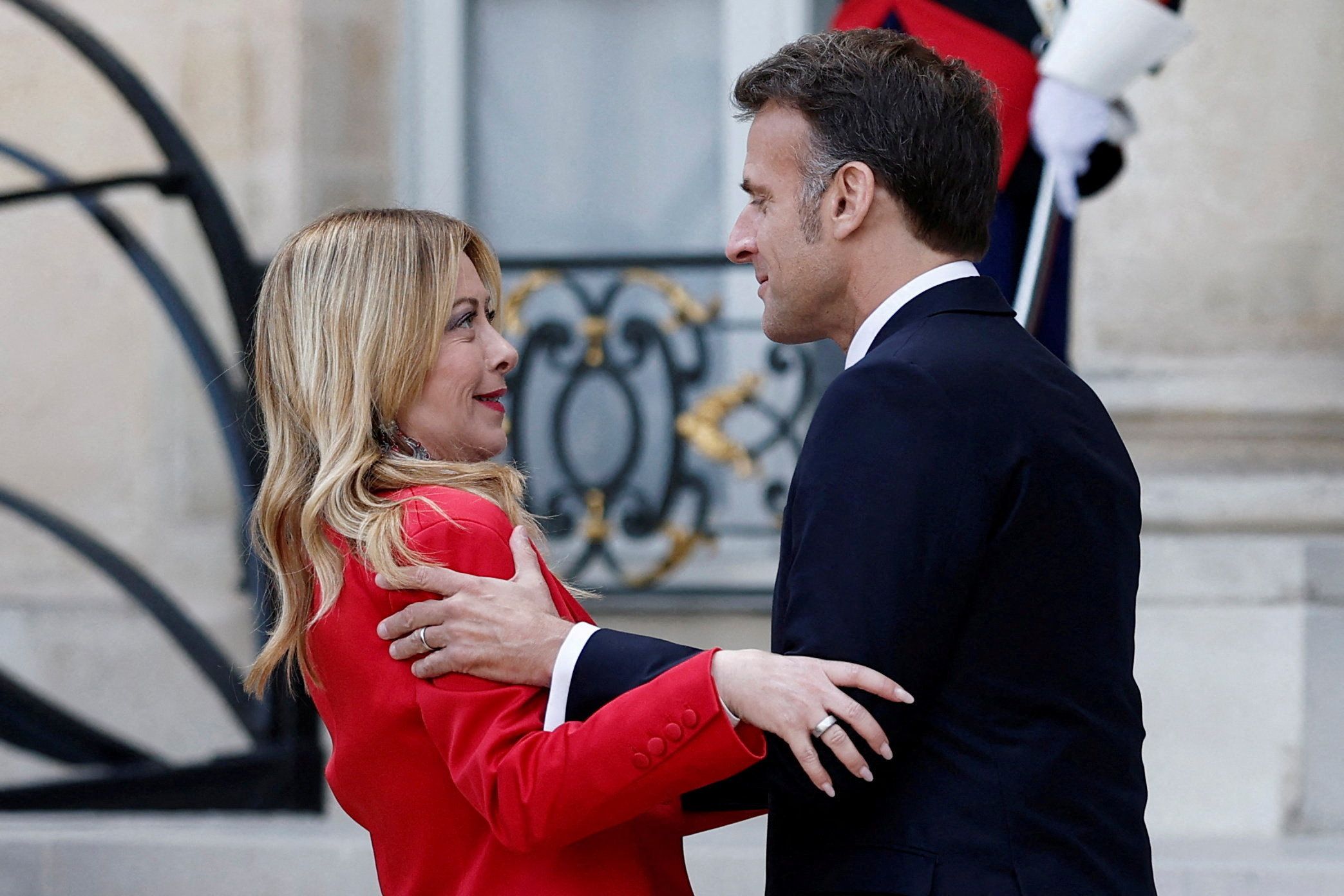 Frankreichs Präsident <strong>Emmanuel Macron</strong> begrüßte Italiens Ministerpräsidentin <strong>Giorgia Meloni</strong> beinahe stürmisch.