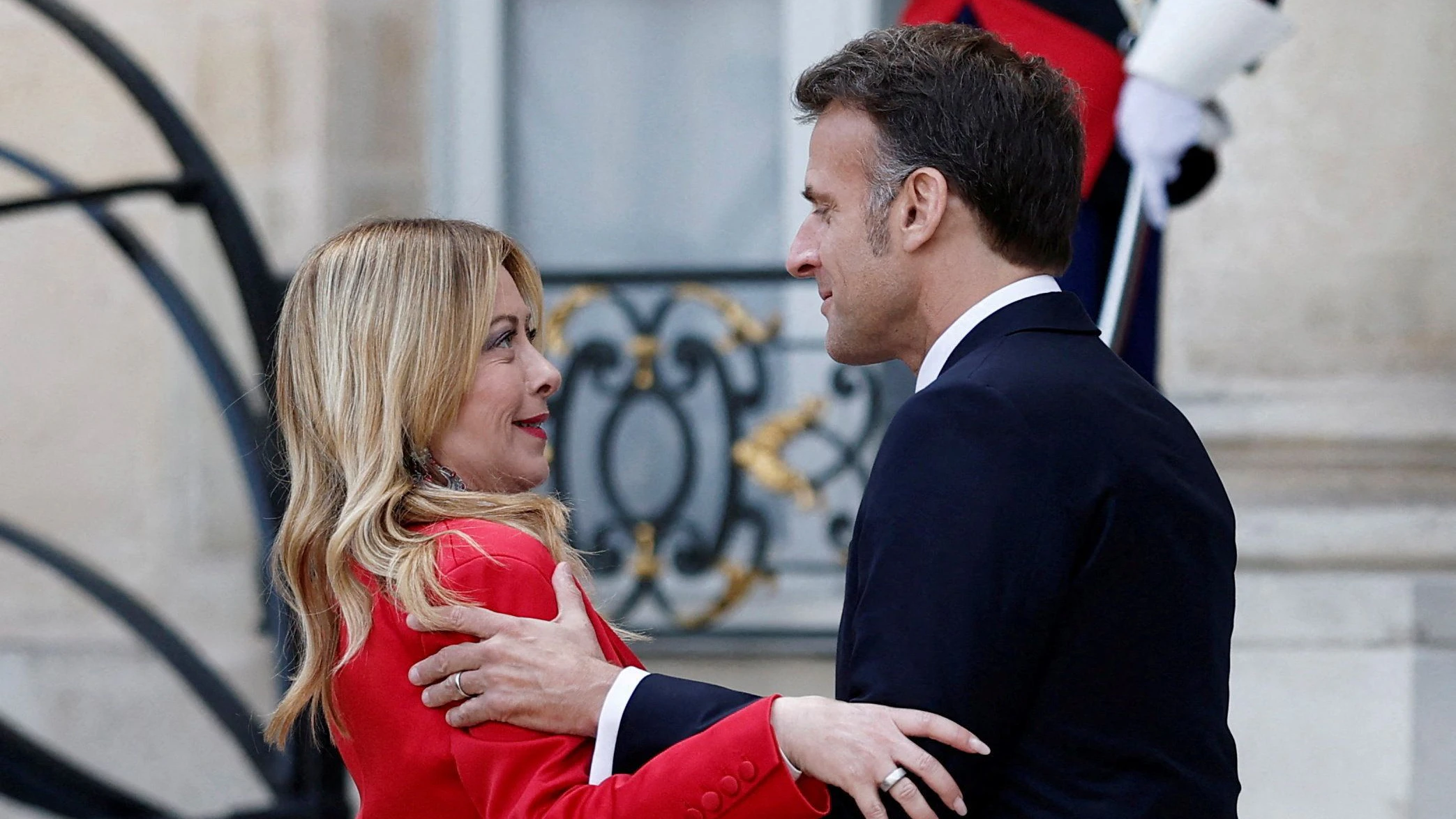 French President Emmanuel Macron welcomes Italy's Prime Minister Giorgia Meloni as she arrives for a video conference meeting of around 40 countries that are willing to contribute to the defensive multilateral mission to restore freedom of navigation in the Strait of Hormuz when security conditions permit, at the Elysee Palace in Paris, France, April 17, 2026. REUTERS/Benoit Tessier     TPX IMAGES OF THE DAY     