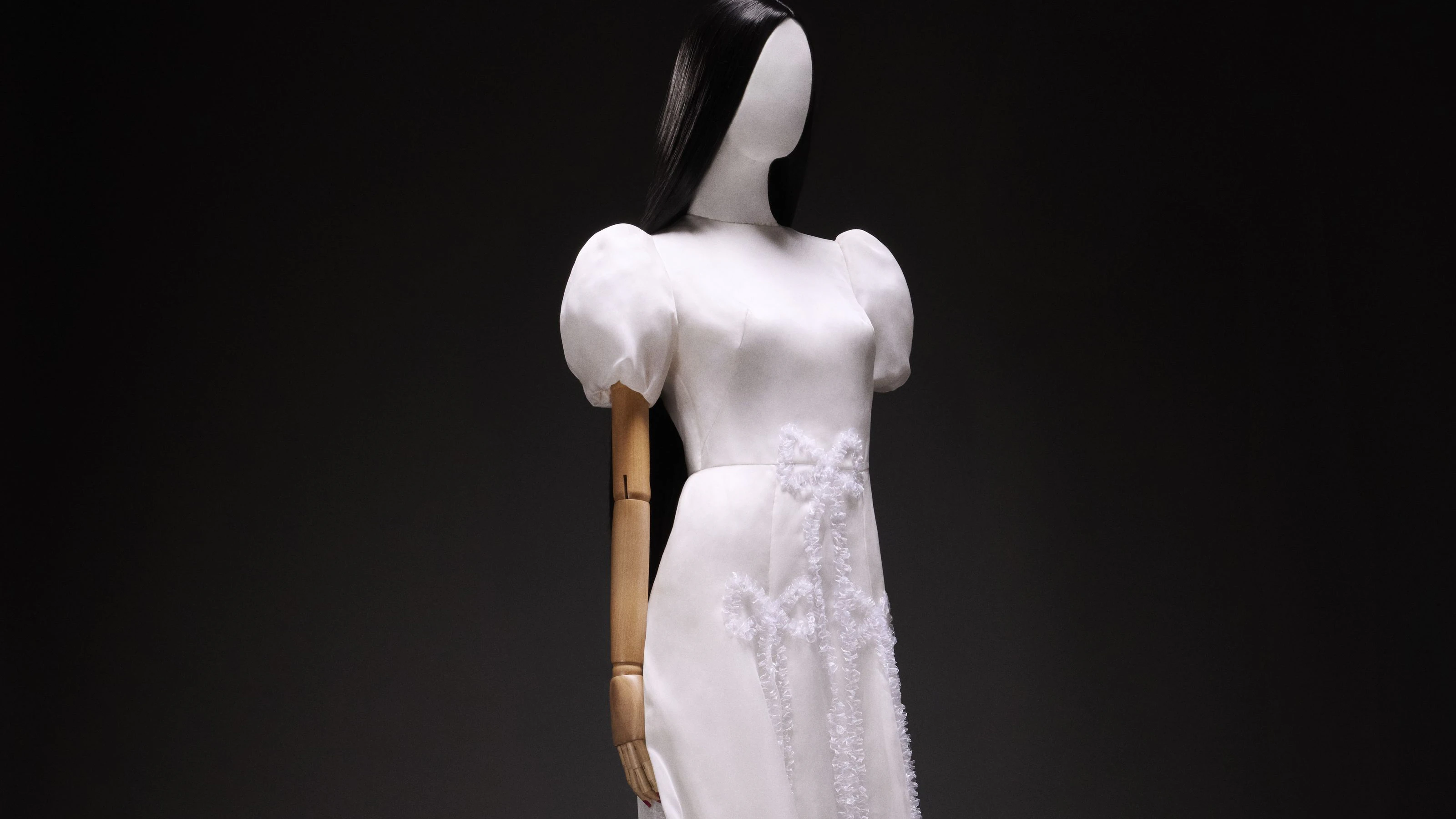 Romantische Couture der britischen Designerin Susie Cave gibt es ab Mitte Mai. Angefertigt wird auf Maß in London.