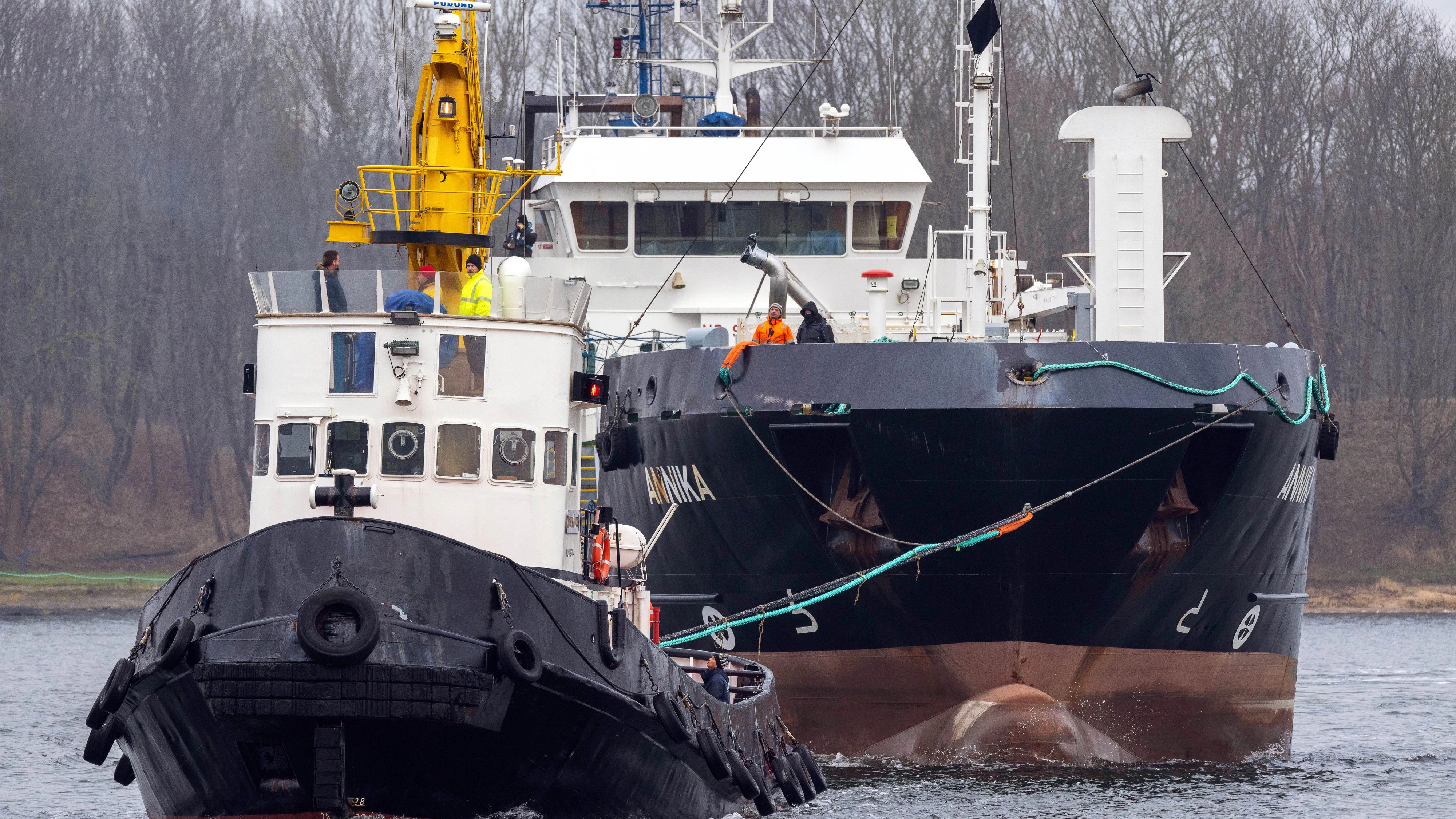 Die "Robin Hood" (im Vordergrund) soll "Timmy" zuück ins Meer bringen.