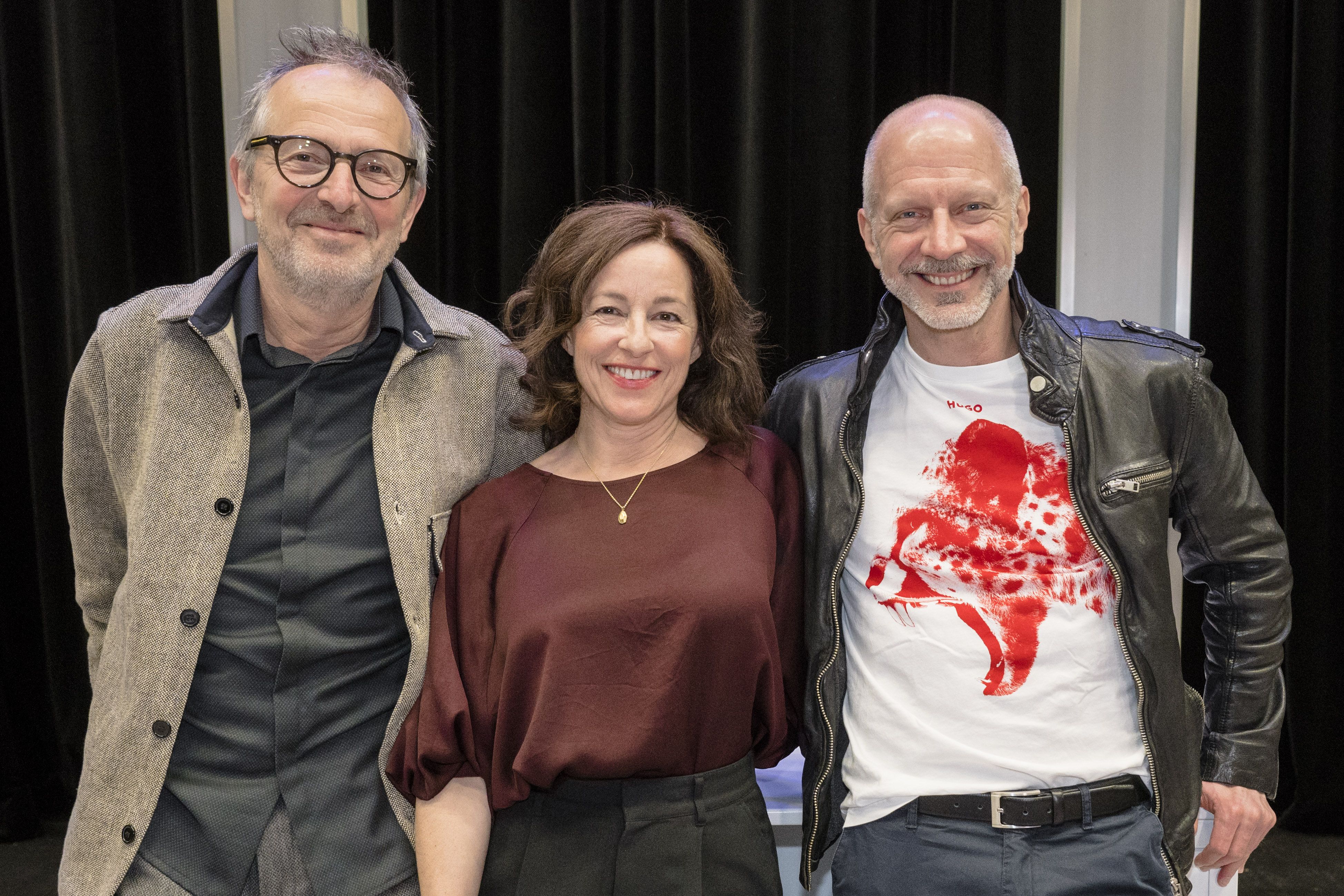 Regisseur Hans-Peter Kellner mit Julia Cencig und Simon Hatzl bei der Premiere.