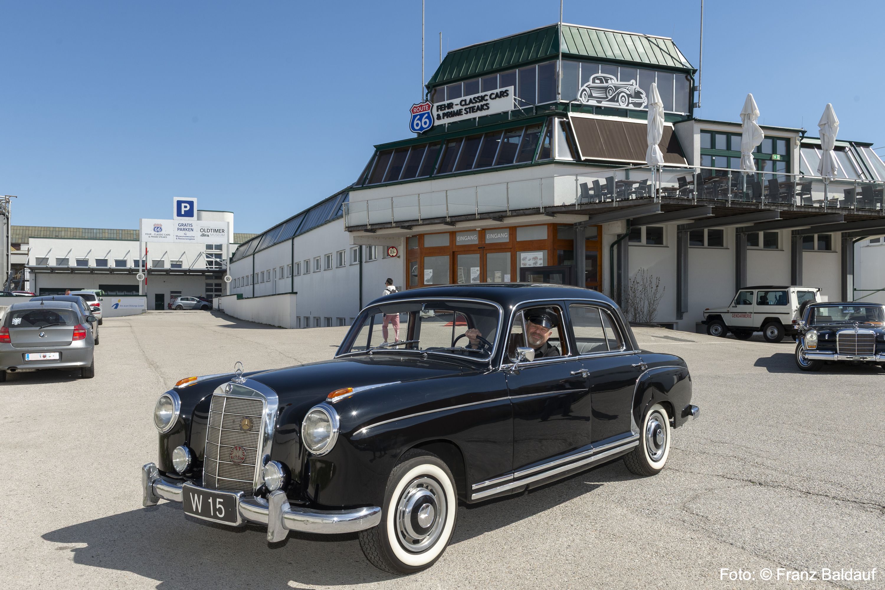 Anlieferung vom Mercedes-Benz 220 S-180010, Dienstwagen von Dr. Leopold Figl als Außenminister der Republik Österreich. Chauffeur: der Leihgeber NÖ Kunst und Kultur Dieter Peschl