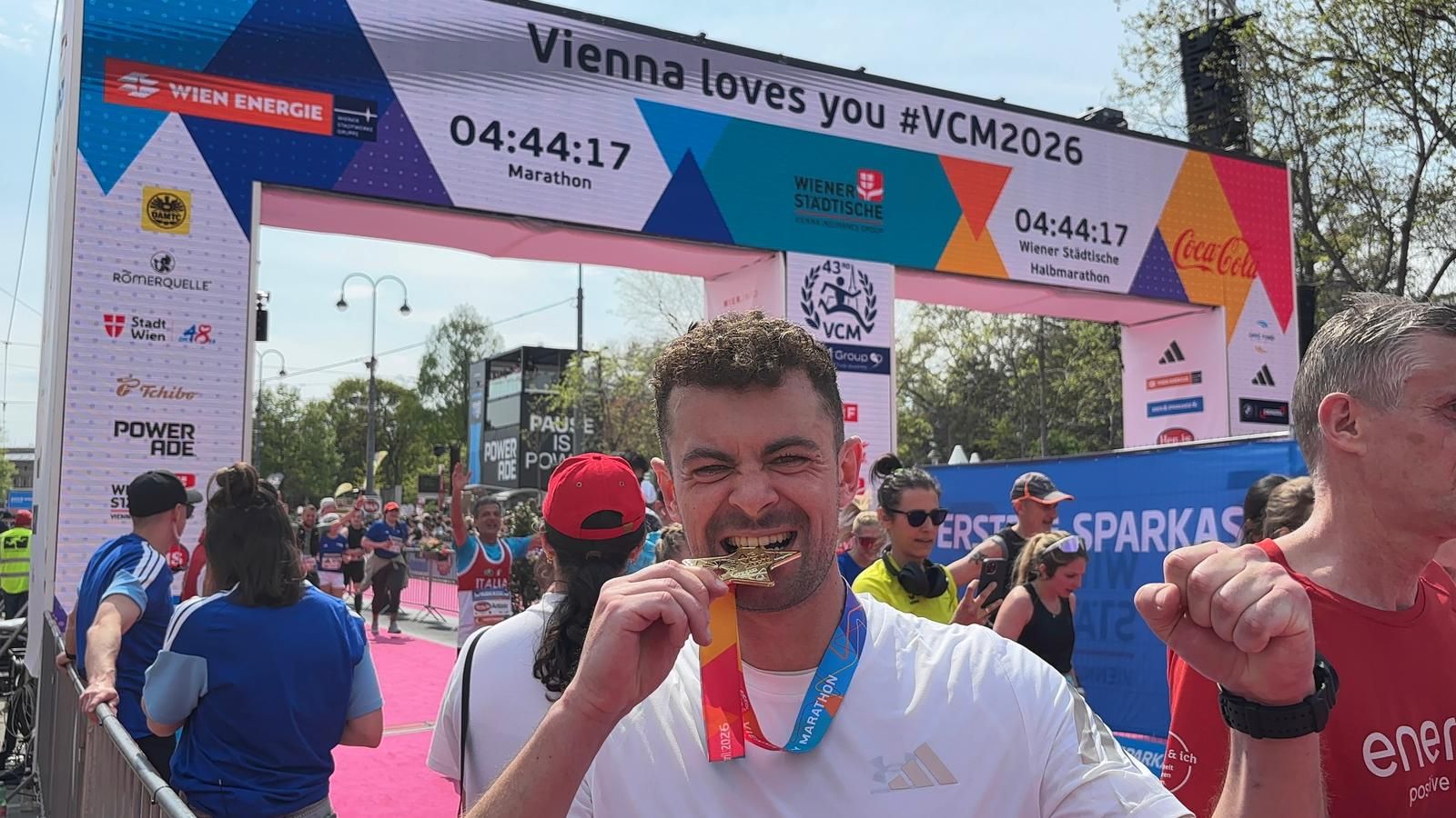 Ö3-Moderator Philipp Bergsmann im Ziel beim Vienna City Marathon.