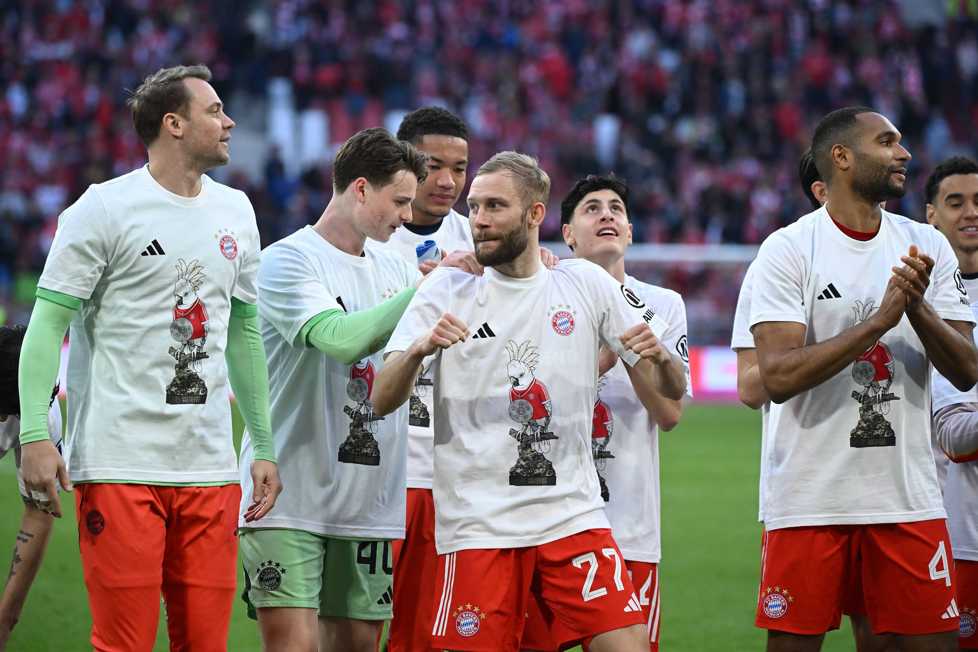 ÖFB-Star Konrad Laimer mit dem Kakadu-Shirt. 
