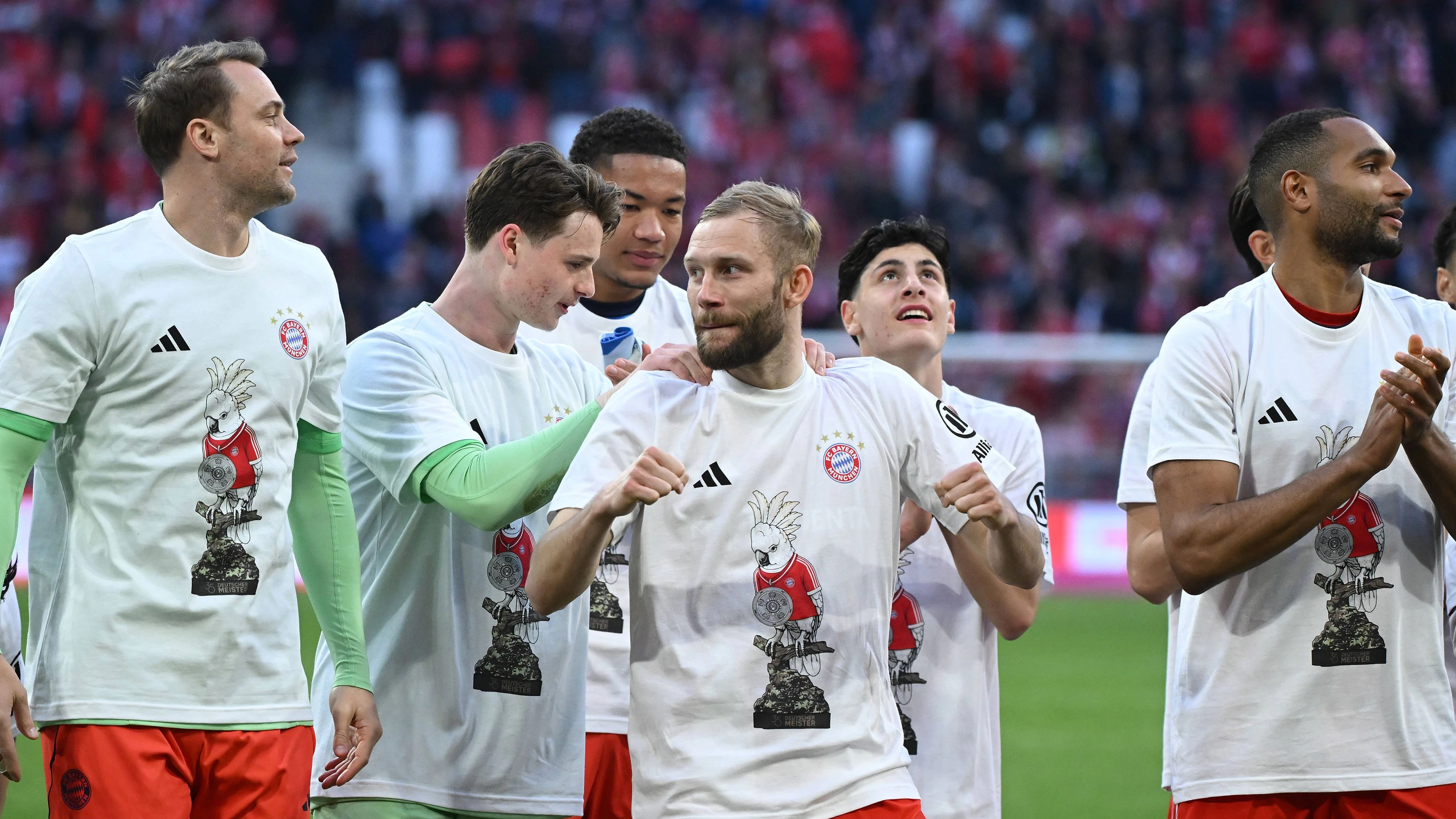 ÖFB-Star Konrad Laimer mit dem Kakadu-Shirt. 