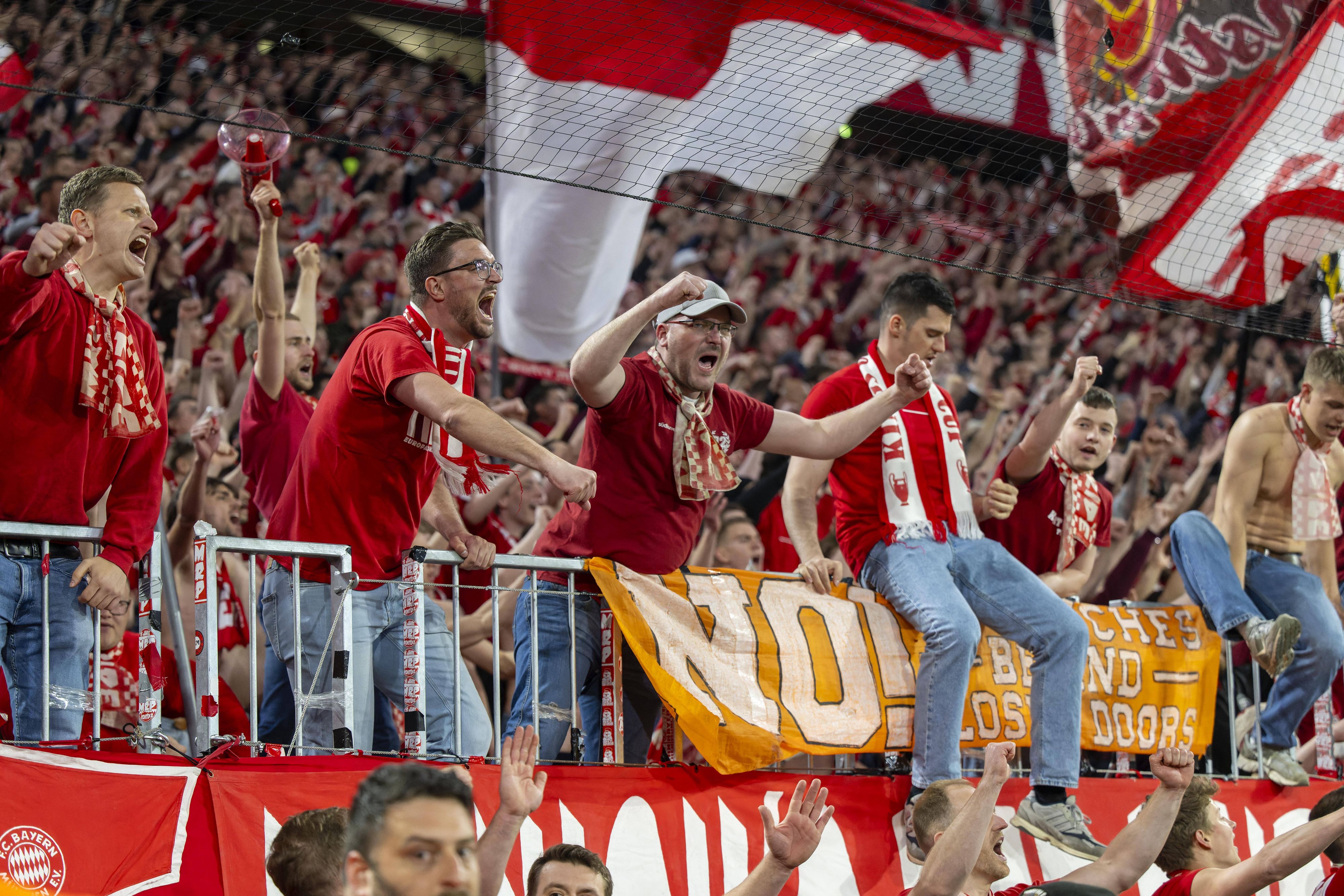 Bayern-Anhänger gerieten mit Stuttgart-Fans aneinander. 