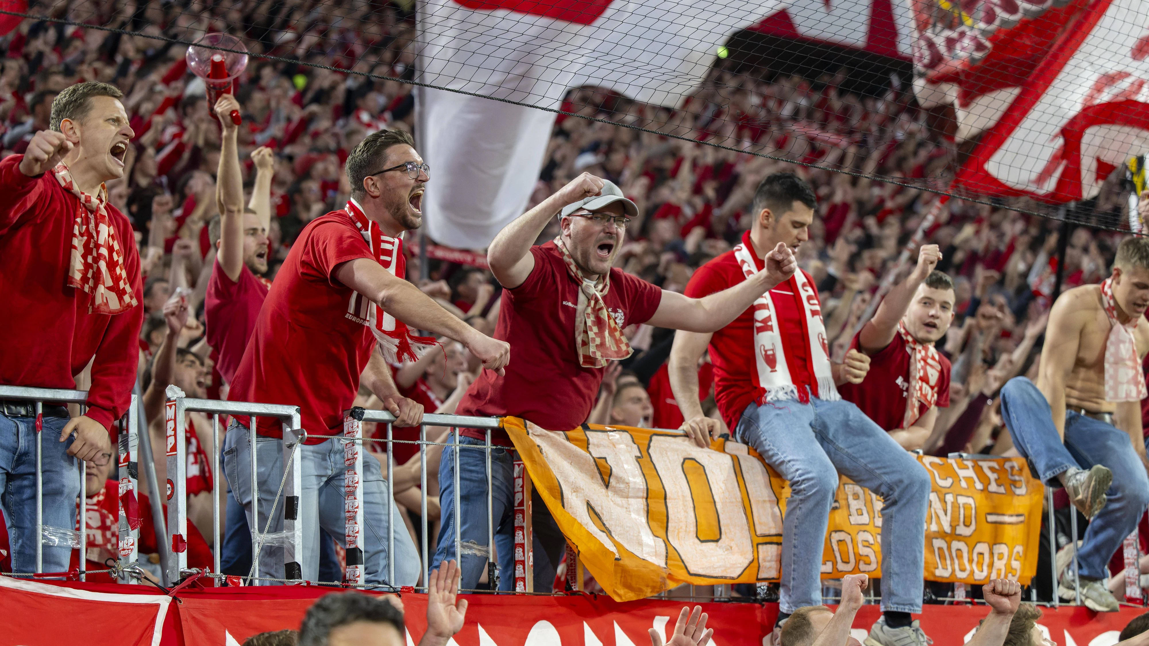 Bayern-Anhänger gerieten mit Stuttgart-Fans aneinander. 