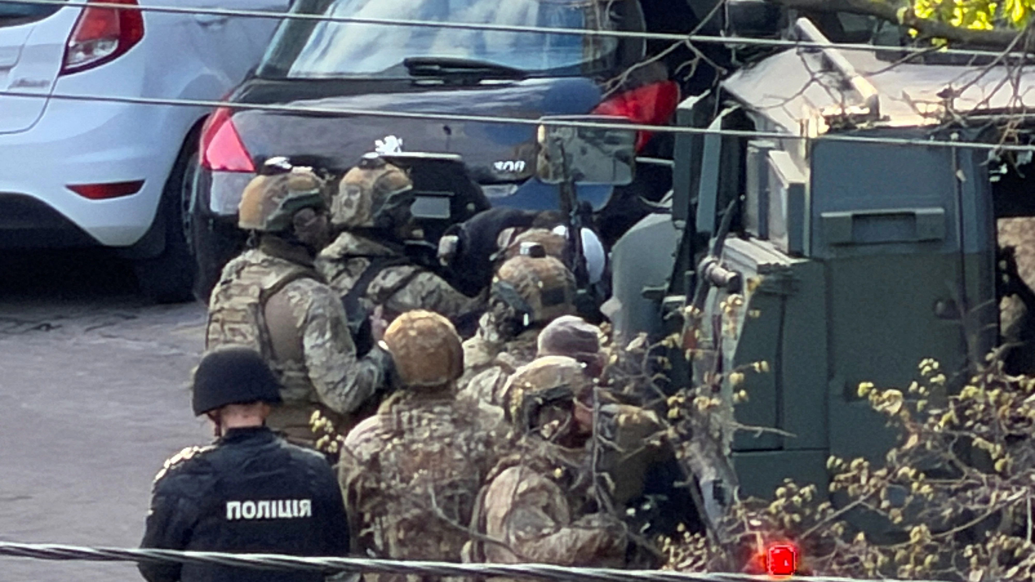 Heute.at - Polizisten flüchten vor Schützen, lassen Buben zurück