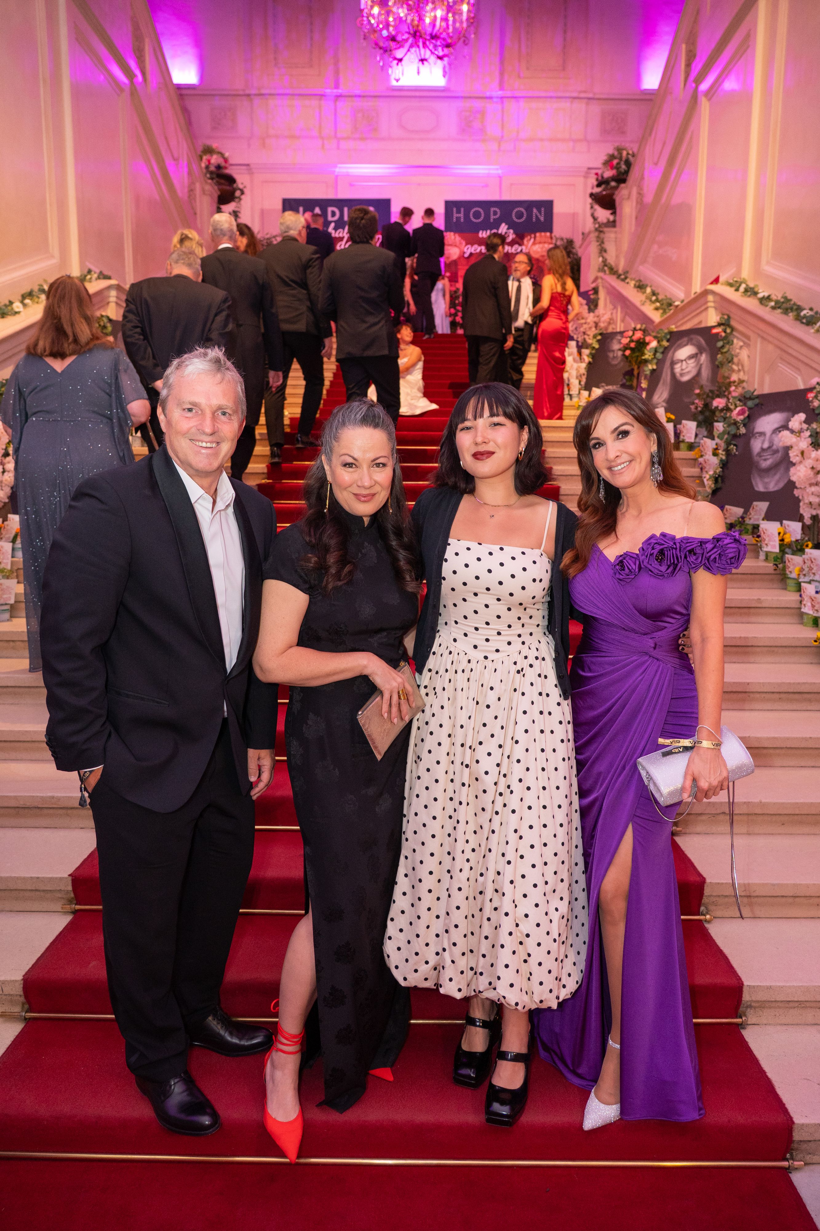 Manfred und Nelly Baumann nehmen die Stargäste Shannon Lee und Wren Keasler in ihre Mitte