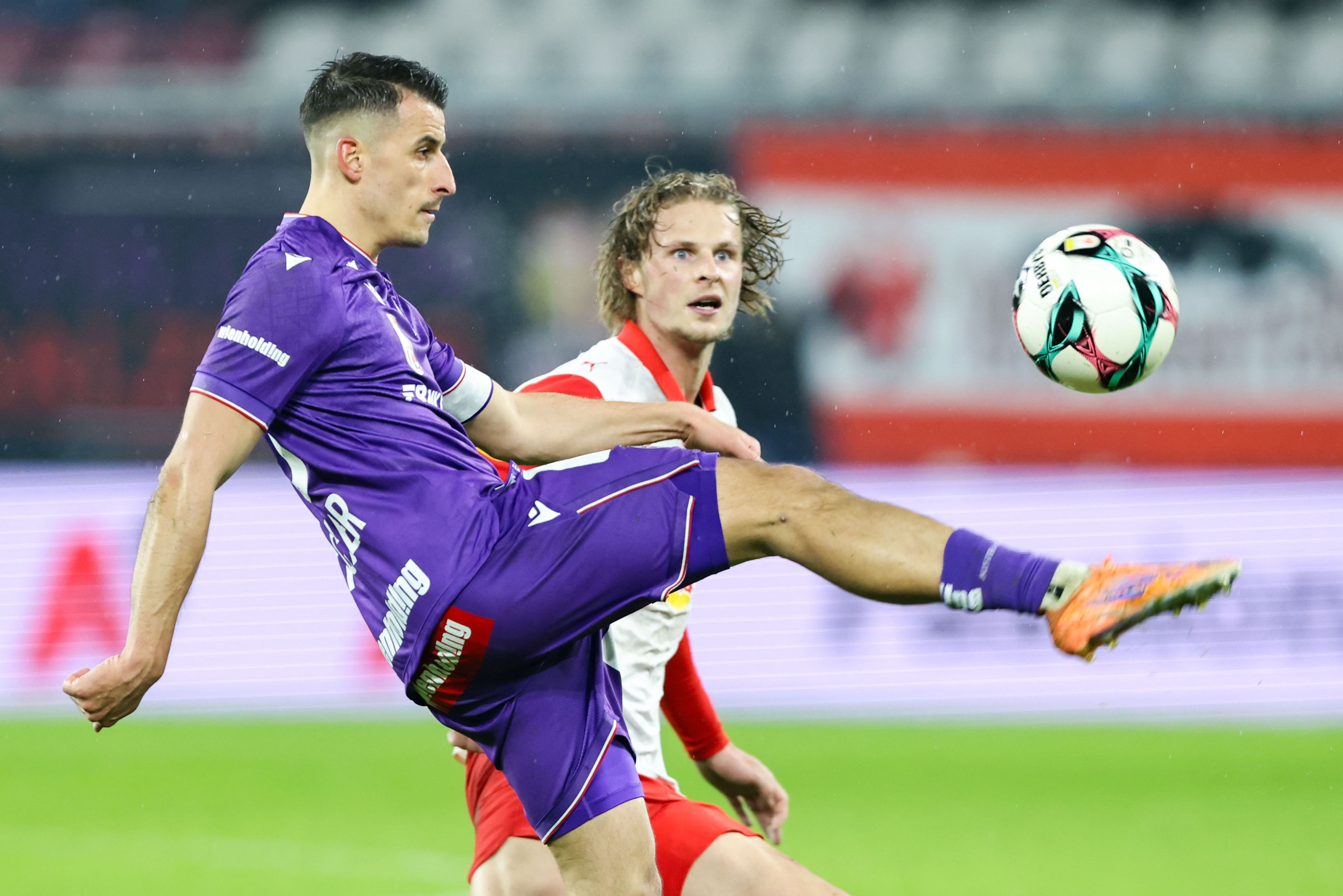 Heute.at - Austria verliert in Regenschlacht gegen Salzburg 1:3