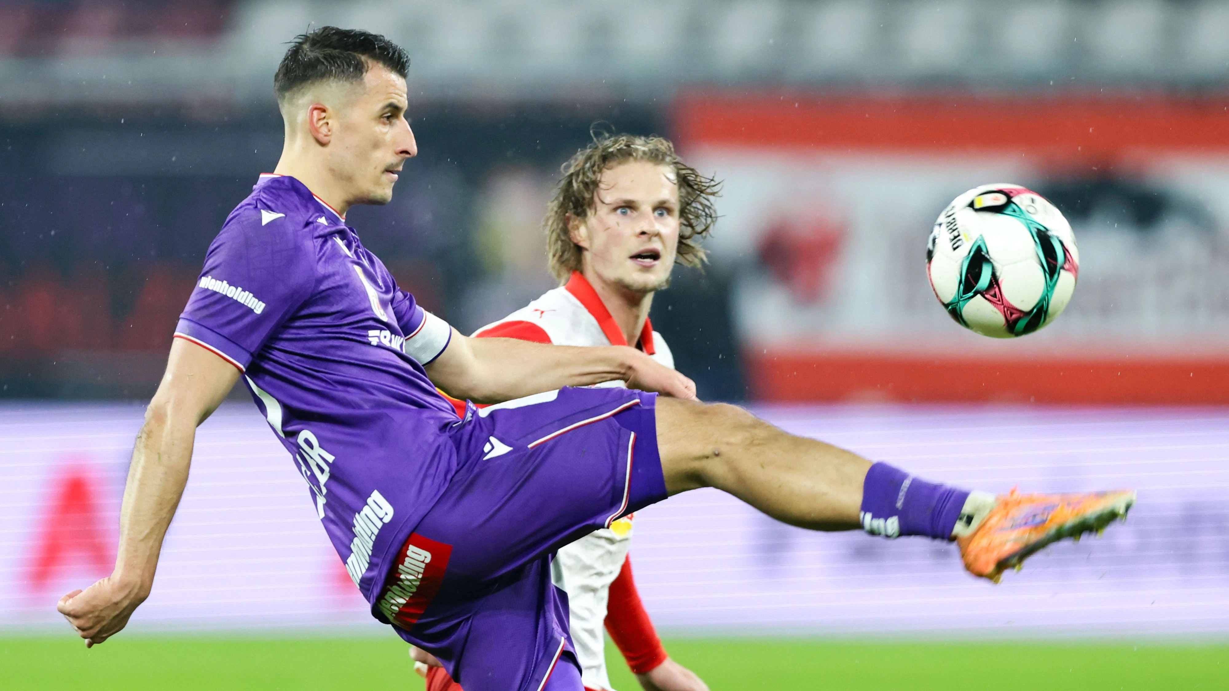 Heute.at - Austria verliert in Regenschlacht gegen Salzburg 1:3
