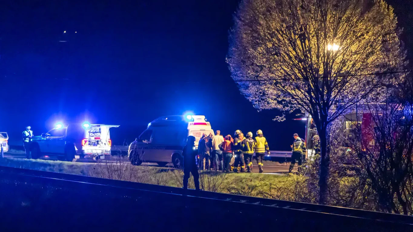 Heute.at - Autofahrer kommt von Straße ab und überschlägt sich
