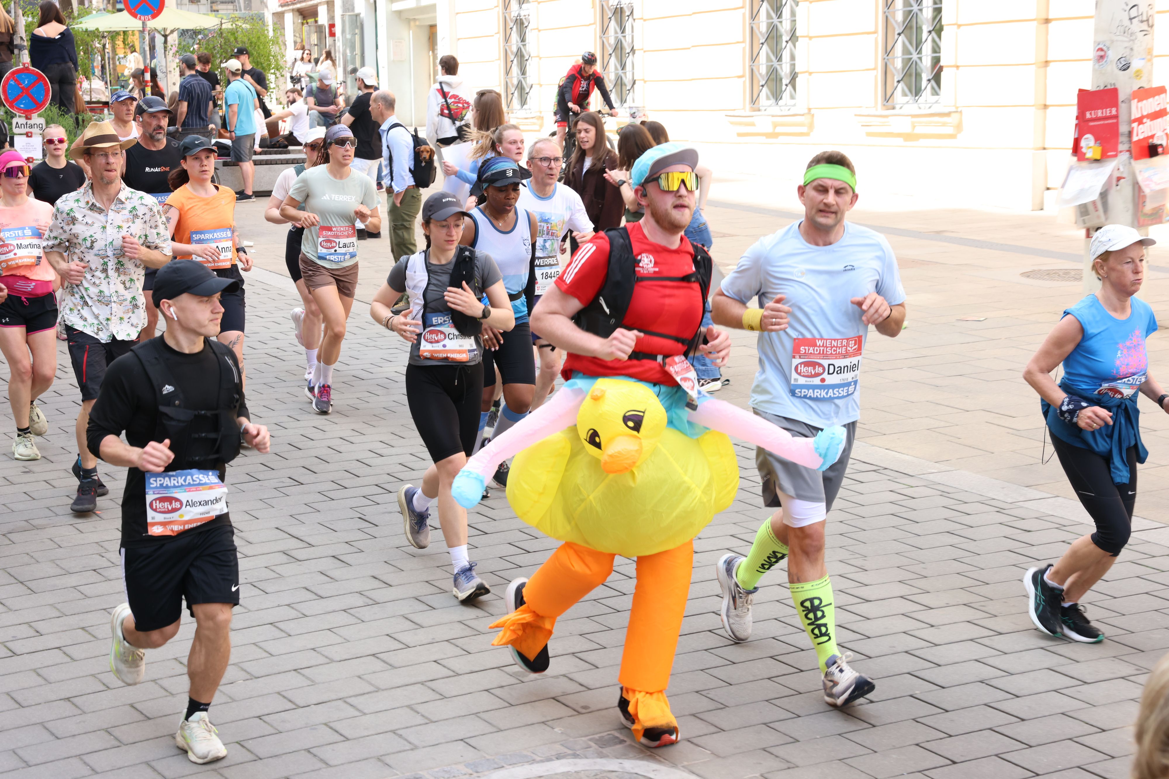 Beim Wien-Marathon gingen auch lustige Kostüme an den Start.