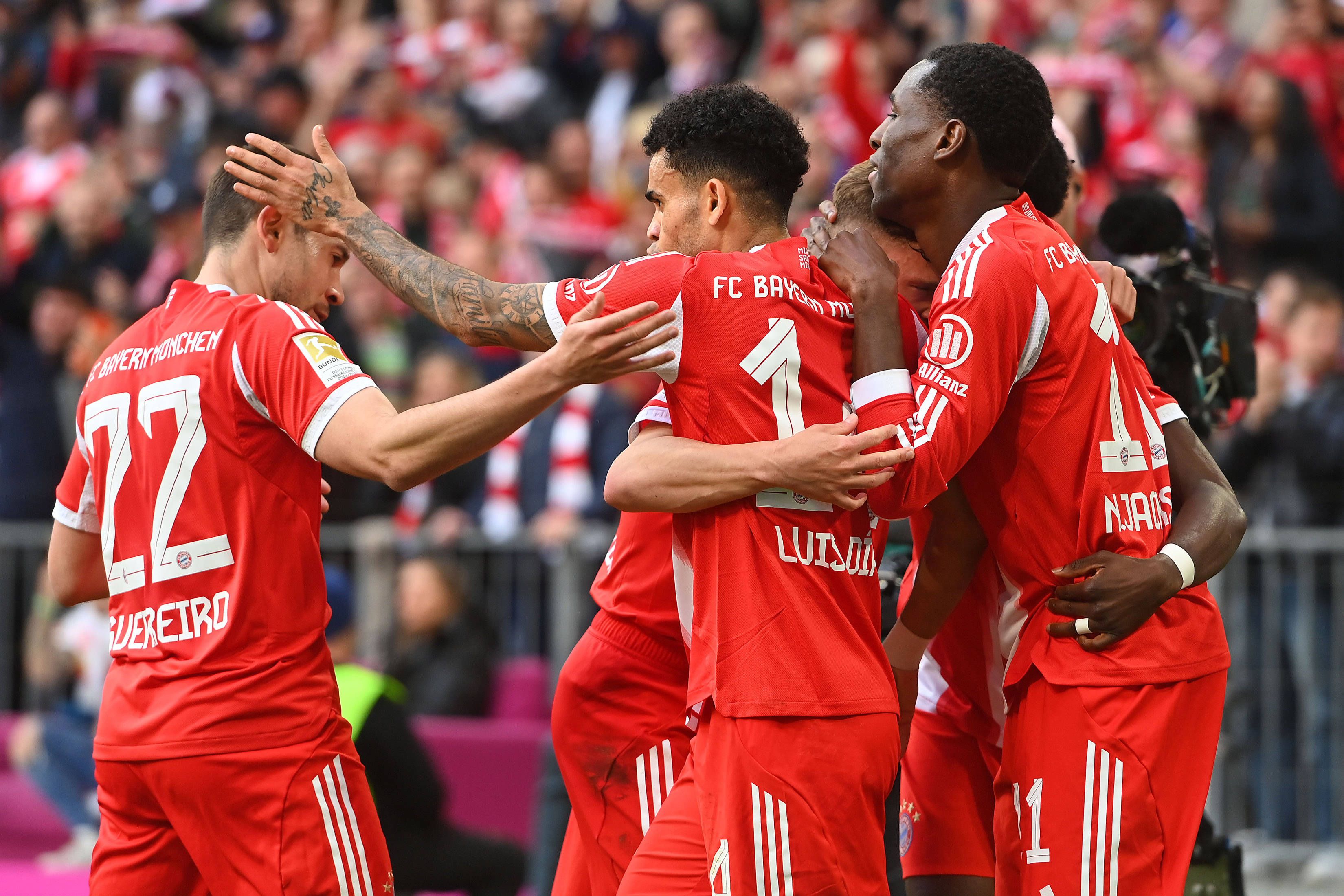 Die Bayern-Spieler feiern den Meistertitel.