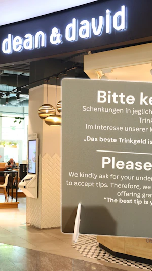 Trinkgeld in Wien: Ein Lokal in der Millennium City lehnt Trinkgeld ab – Grund ist die neue Trinkgeldpauschale ab 2026 und ihre Folgen.
