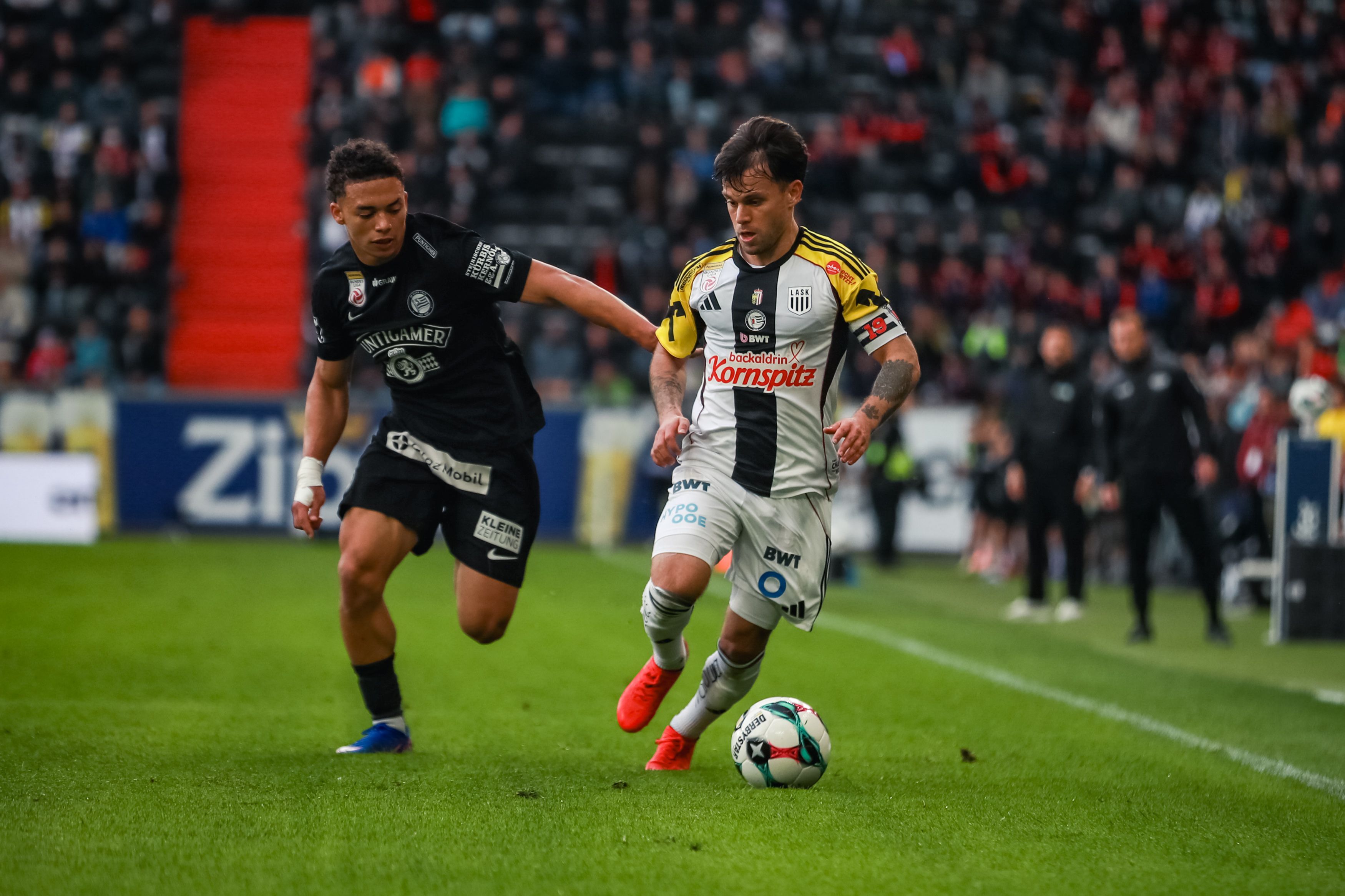  Jacob Hoedl (Sturm) und Sascha Horvath (LASK) im Duell. 