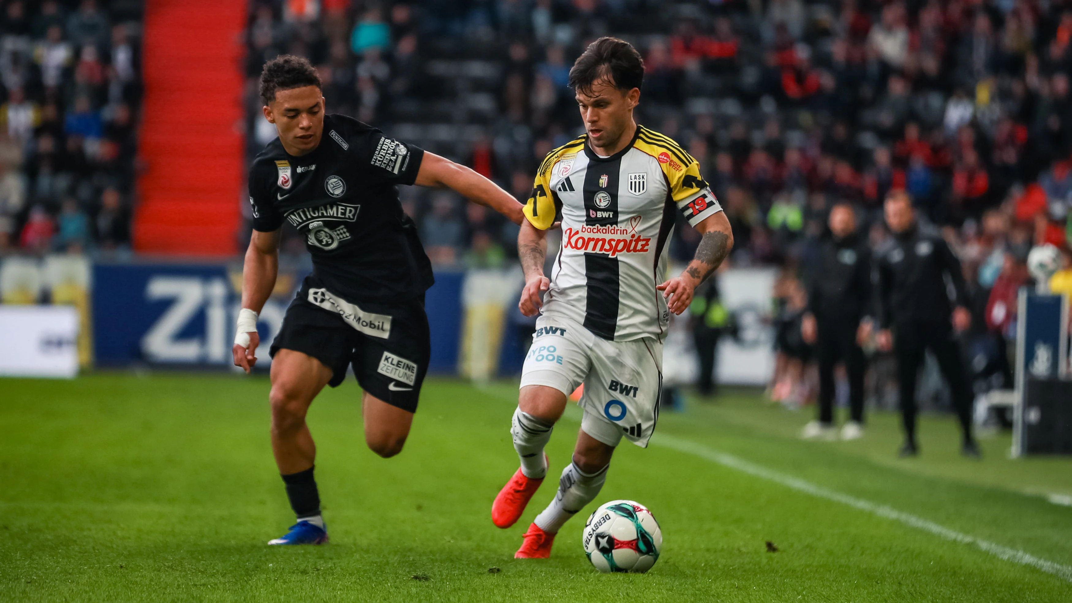  Jacob Hoedl (Sturm) und Sascha Horvath (LASK) im Duell. 